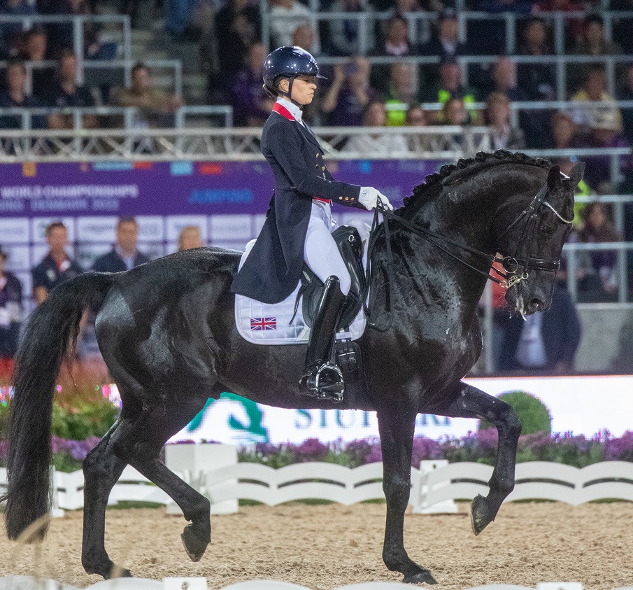 Charlotte Fry på hingsten Glamourdale under VM i Herning 2022. Ekvipagen vandt Verdensmesterskabet i kategorien Grand Prix Kür (freestyle dressur).