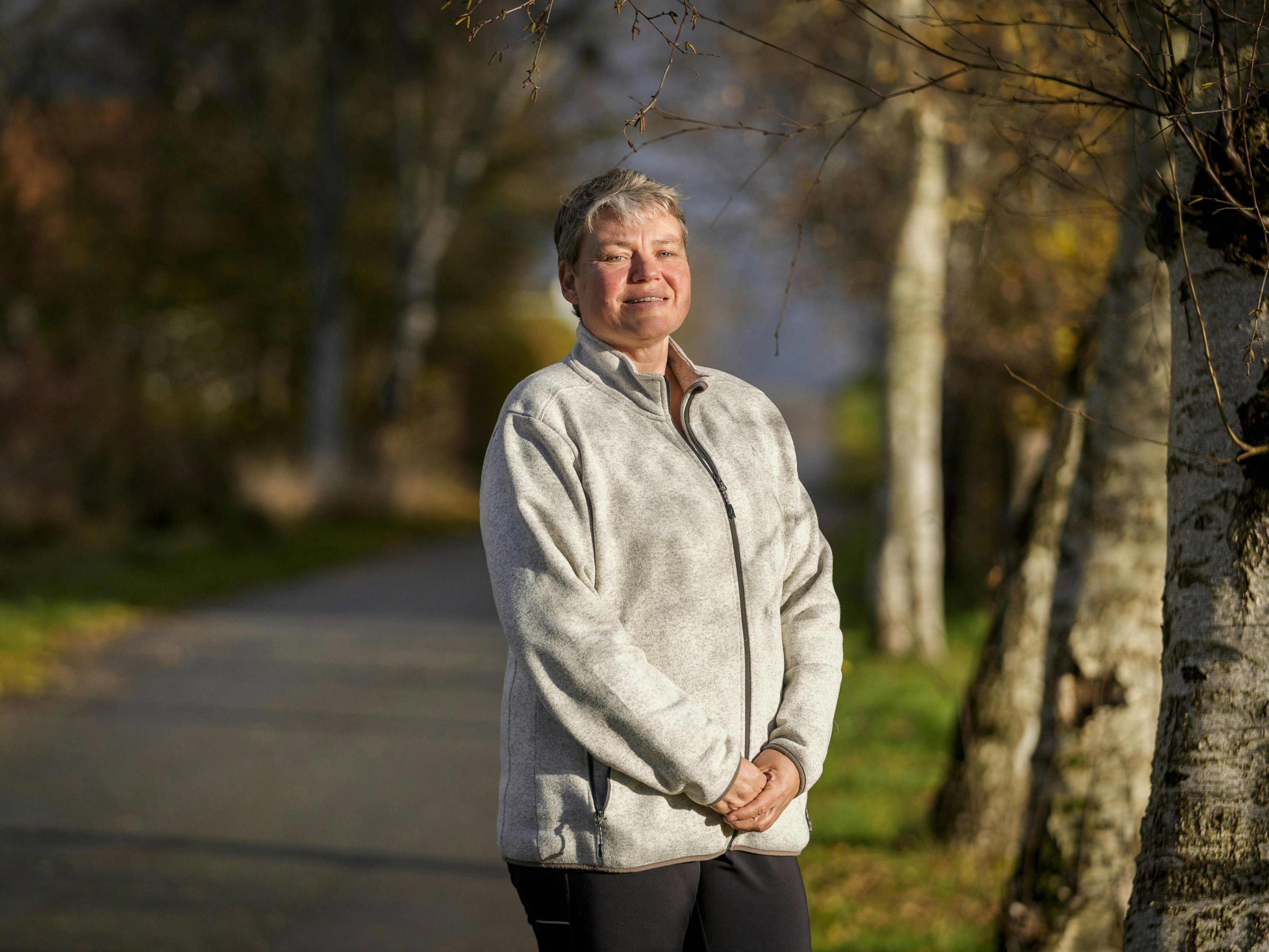 Laura har tabt sig 12 kilo på 13 uger under sit ophold på Ubberup Højskole. Her står hun ved den smukke allé ved højskolen.