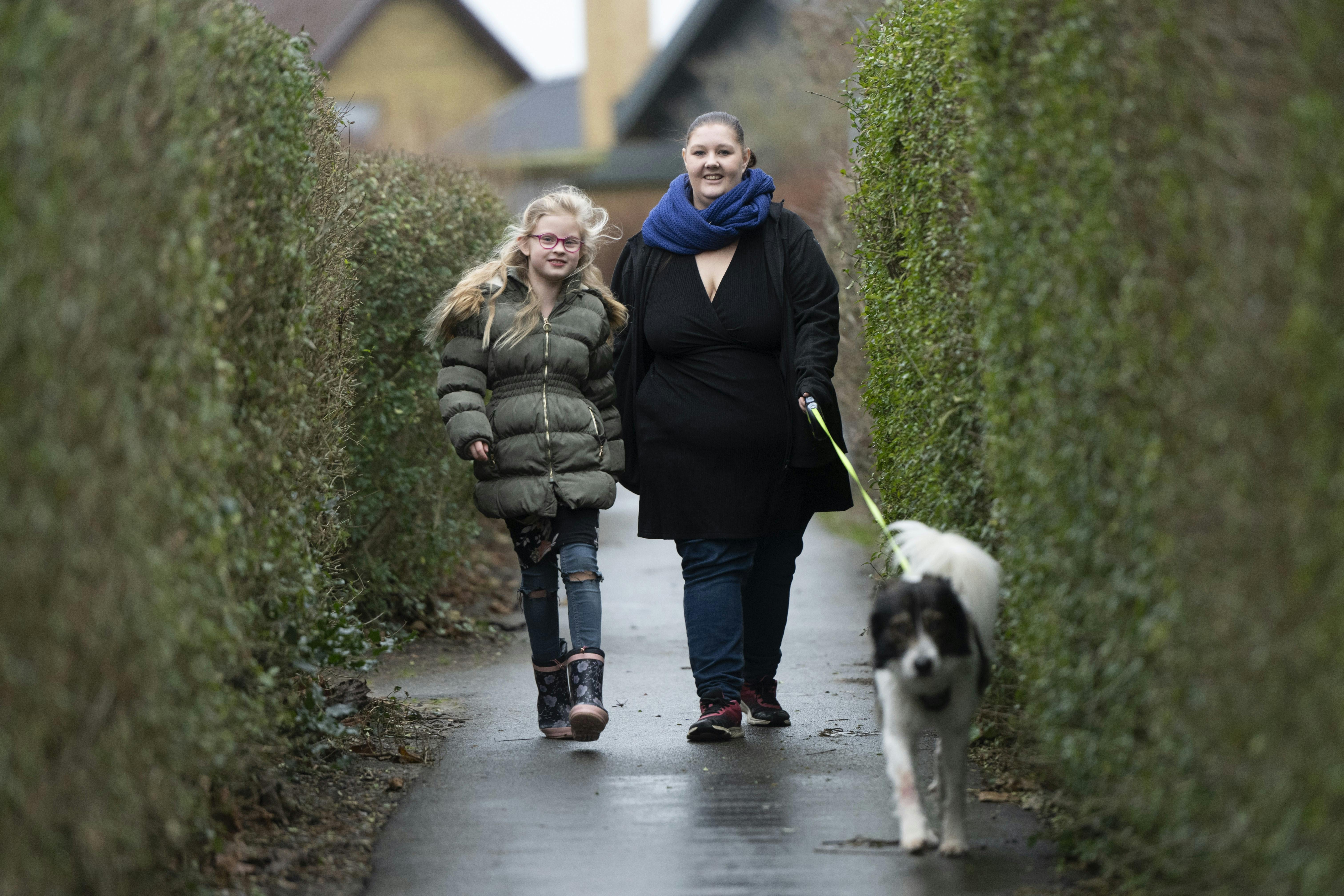 Her går Lulu med sin datter og familiens hund Toto i nabolaget.