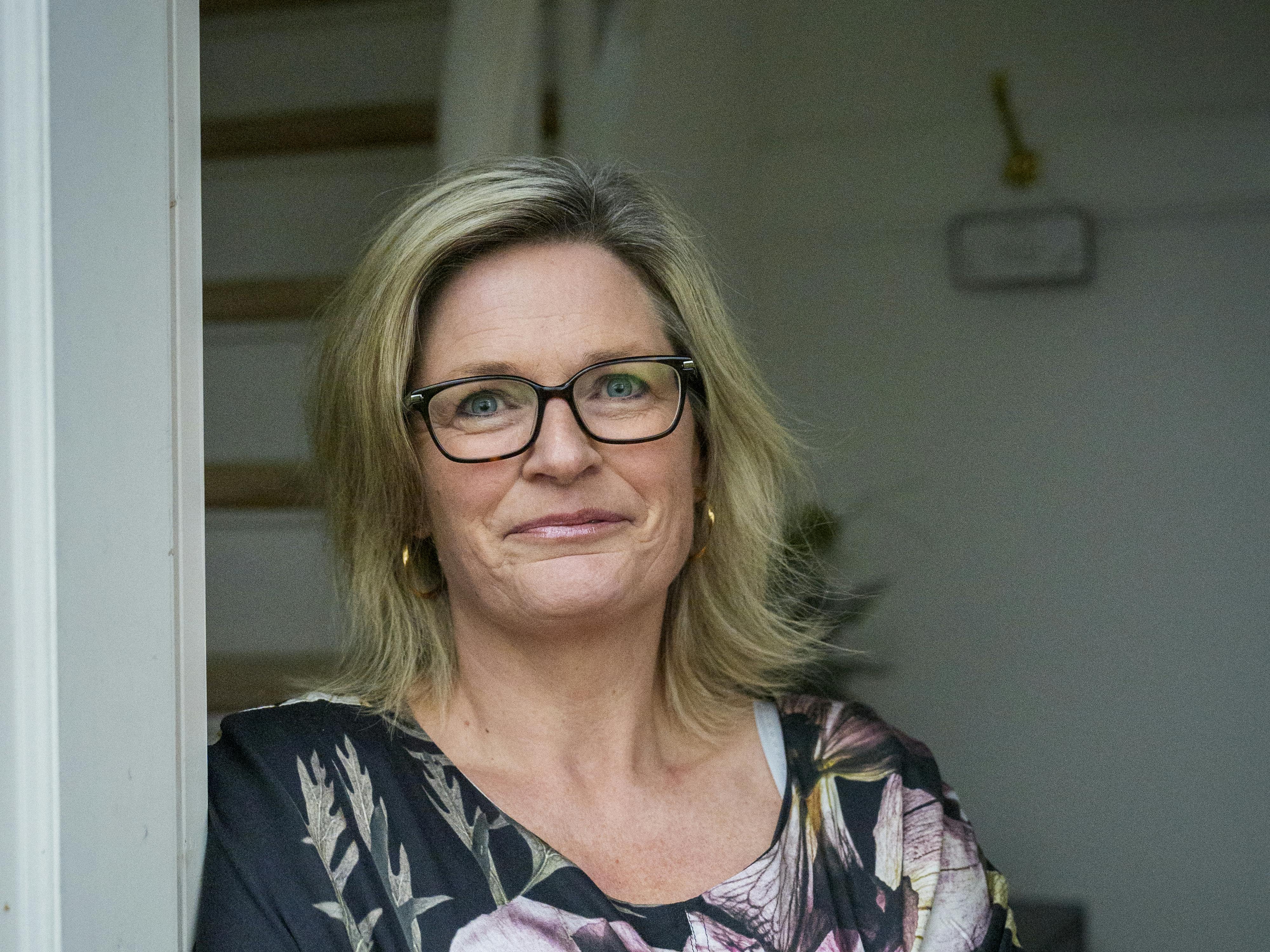 Jette Lunddal Larsen står i døråbningen til sin bopæl i Ganløse på Sjælland.
