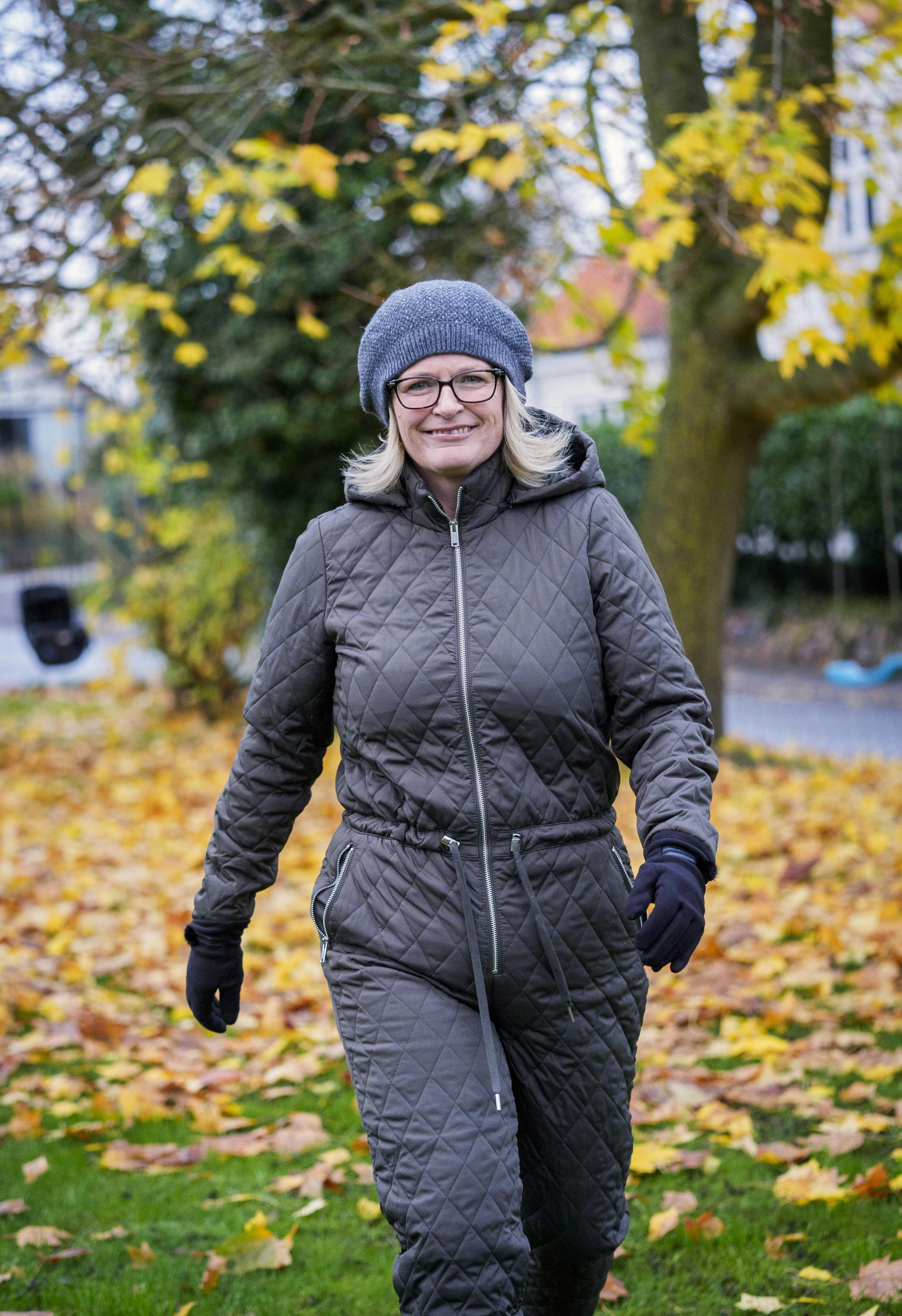 Jette Lunddal Larsen går en travetur på 45 minutter fem gange om ugen. Her er hun fornuftigt klædt på til det kølige vejr.