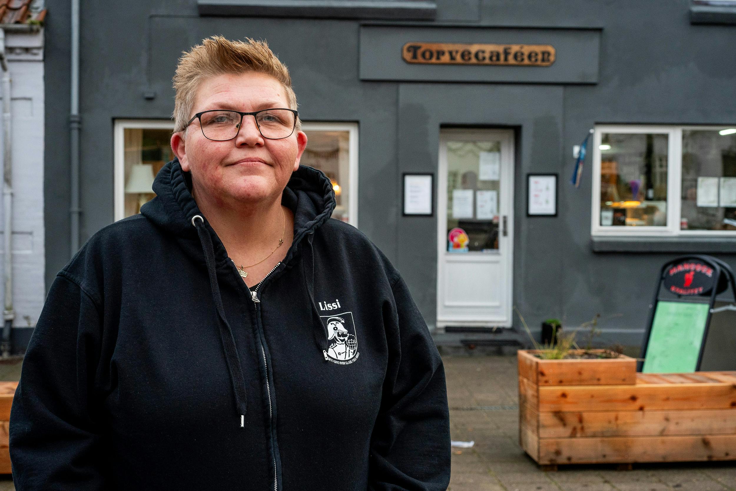 Den røde hanekam er blevet grå, men i Give er Lissi stadig et kendt ansigt. Hun er daglig leder af den nyåbnede café på torvet, Torvecaféen.