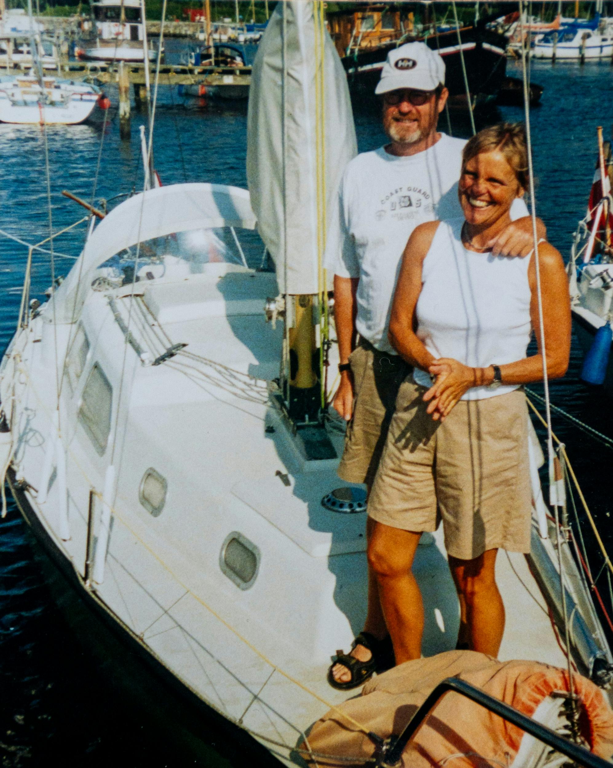 Mine forældre sejlede fra havn til havn seks uger hver sommer. Det elskede de. Som enebarn var jeg knap så vild med de lange ferier til søs uden en ven.