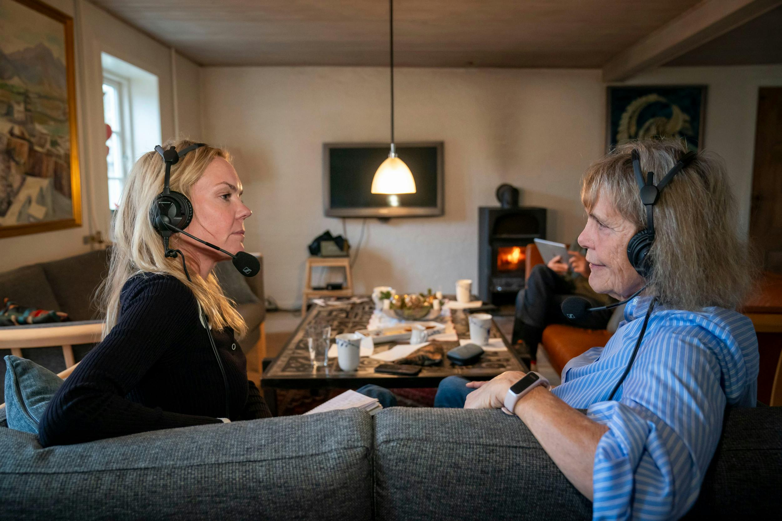 Karin Heurlin har interviewet mange kendte og ukendte menensker til podcasten ”Min kærlighedshistorie”. Denne gang er hun rykket tilbage til barndomshjemmet i Bogense, for at interviewe sin egen mor Anne Lise.