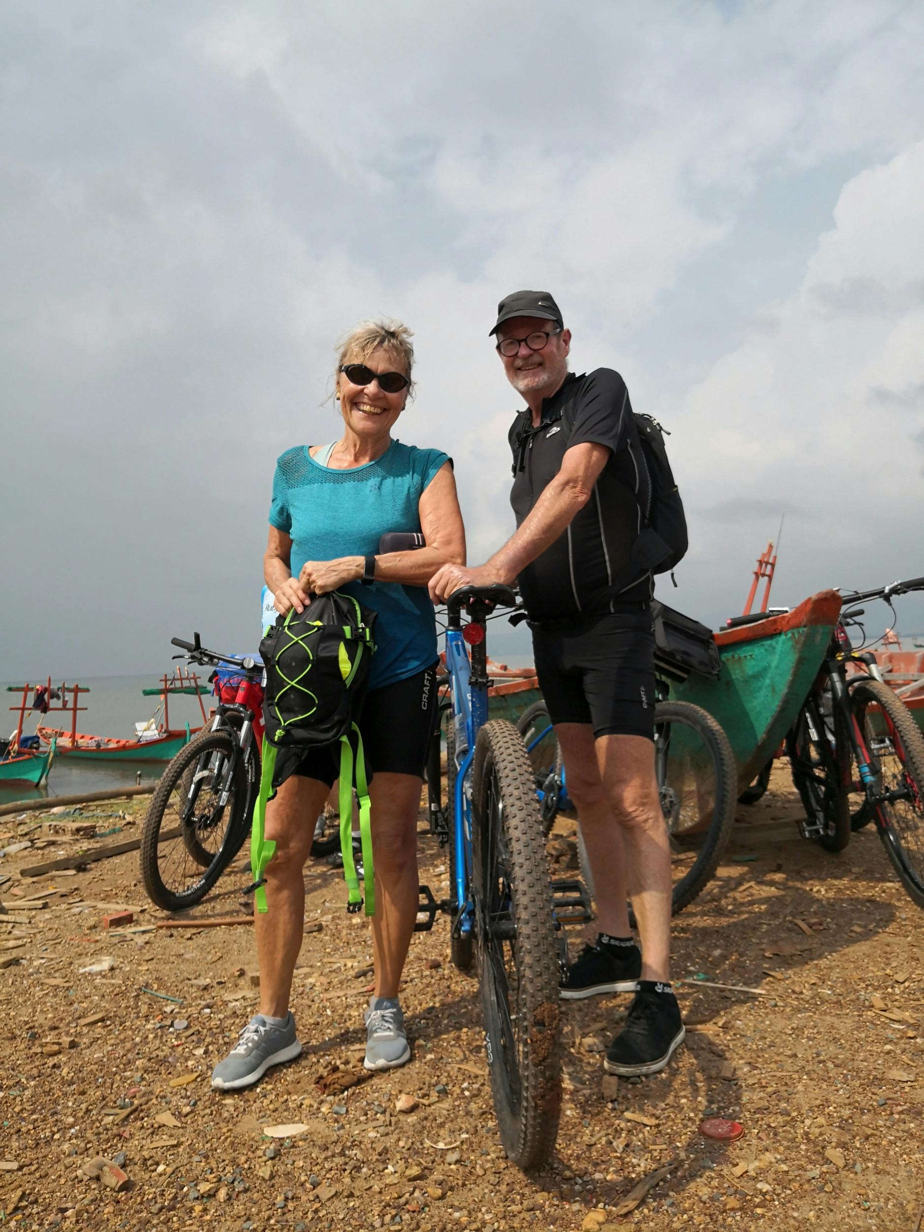 Som pensionister har de mere end 100 rejsedage om året. Her er de i Cambodia på cykeltur.