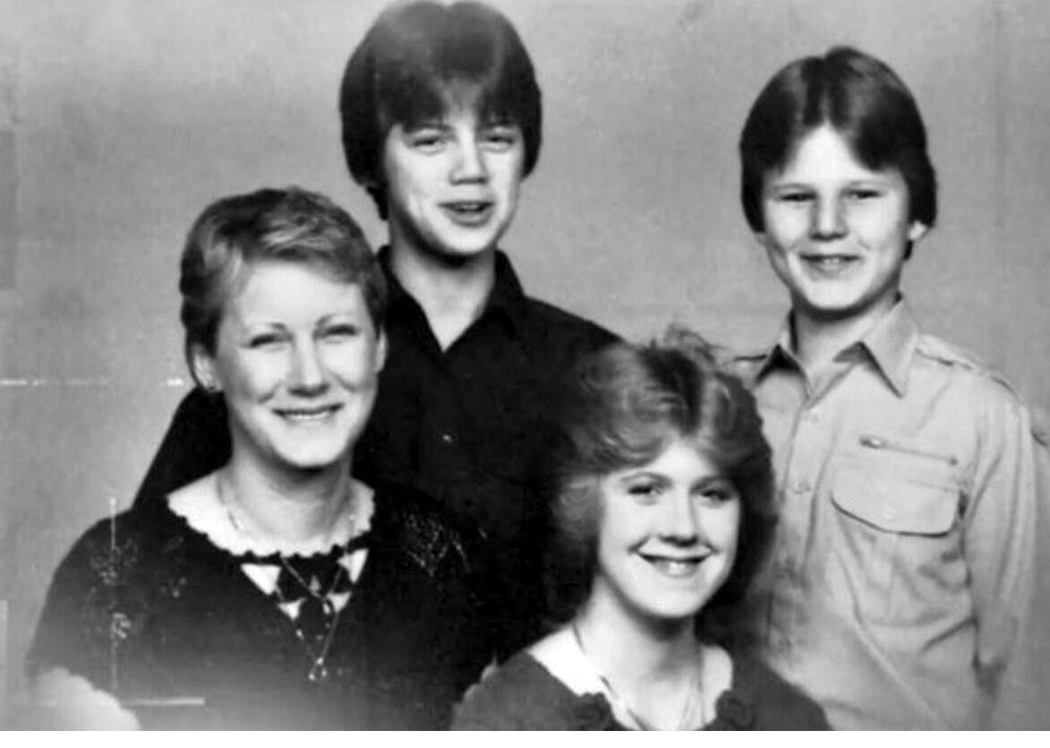Peggy Carr med sine tre børn.