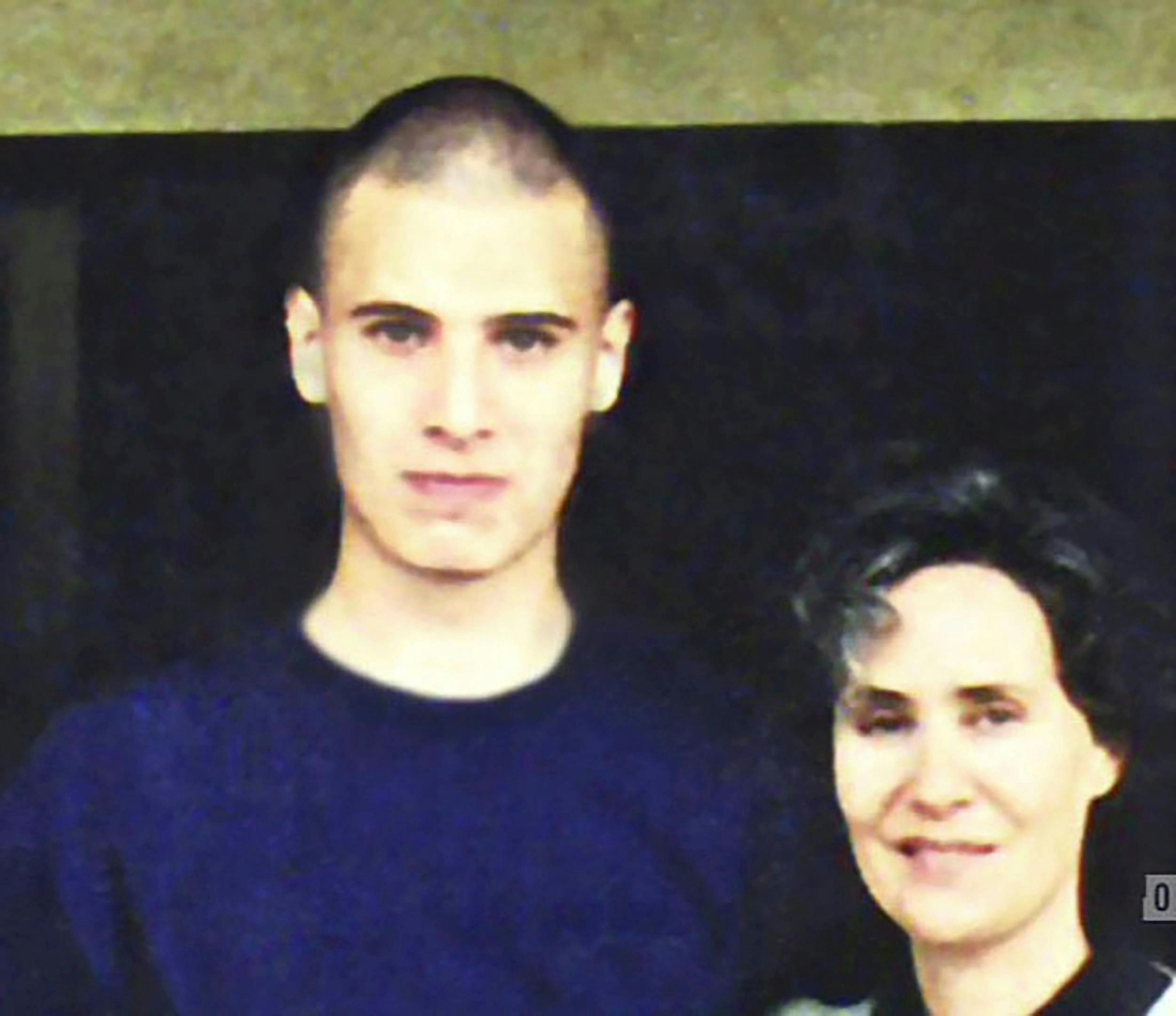 Susan Polk sammen med sin yngste søn, Gabriel, der sammen med sine to brødre vidnede mod hende under retssagen.