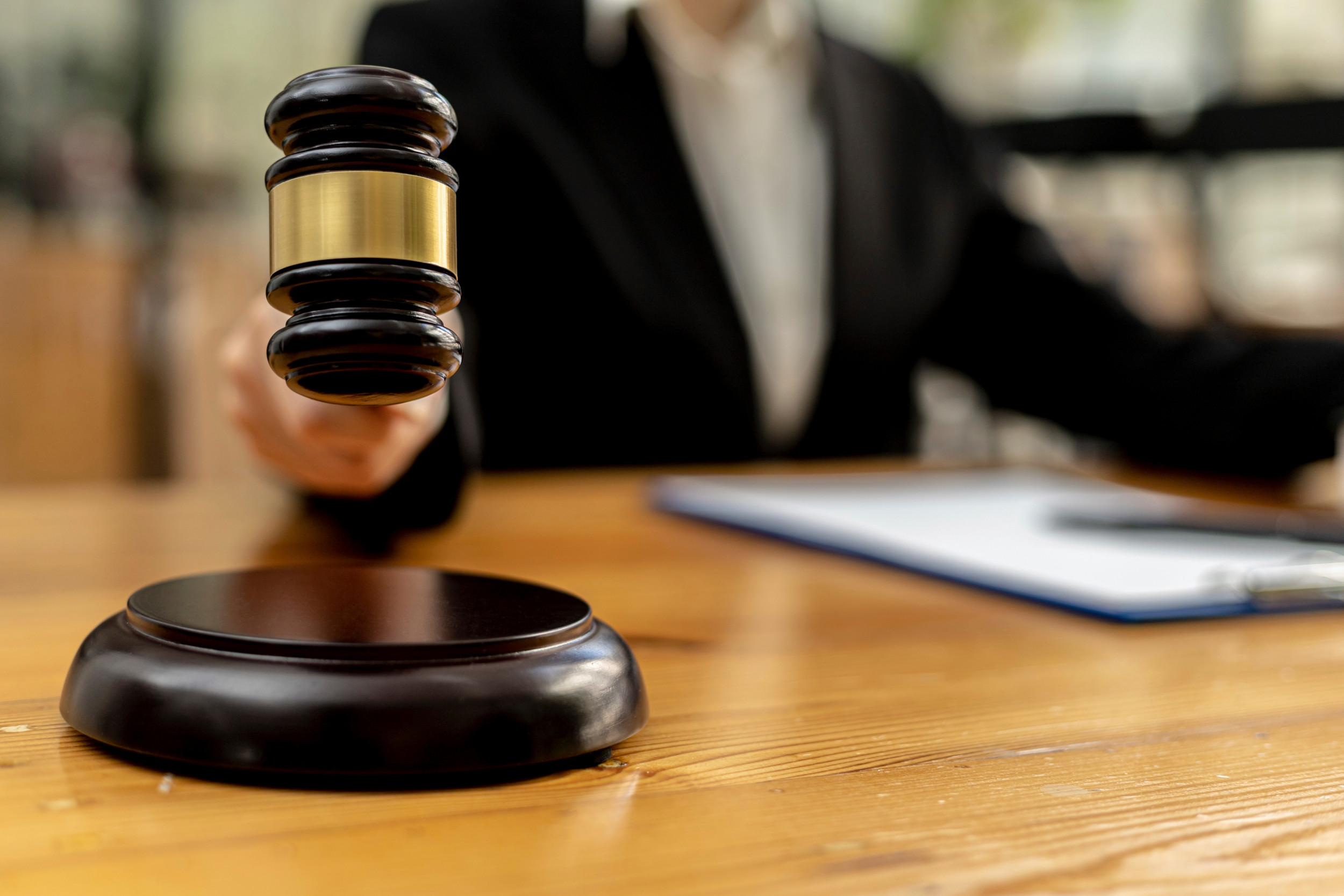 Dommer banker med sin hammer.