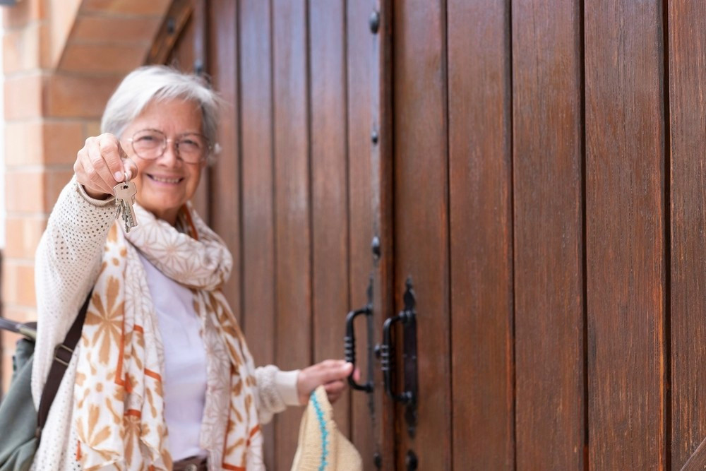 Svigermor viser sin nøgle frem foran hoveddøren.