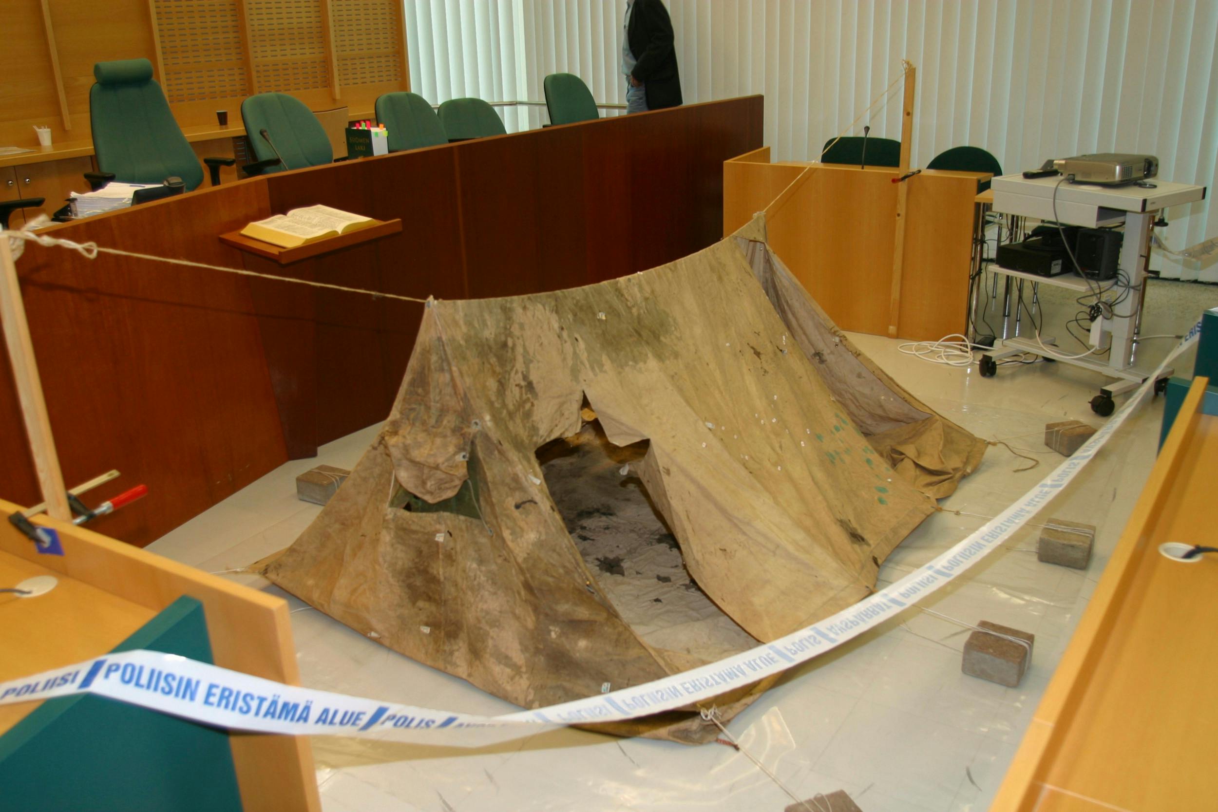Da Nils Gustafsson i 2005 blev tiltalt for at have myrdet sine tre venner 45 år tidligere, blev teltet slået op i byretten i Espoo som en del af bevisføringen.