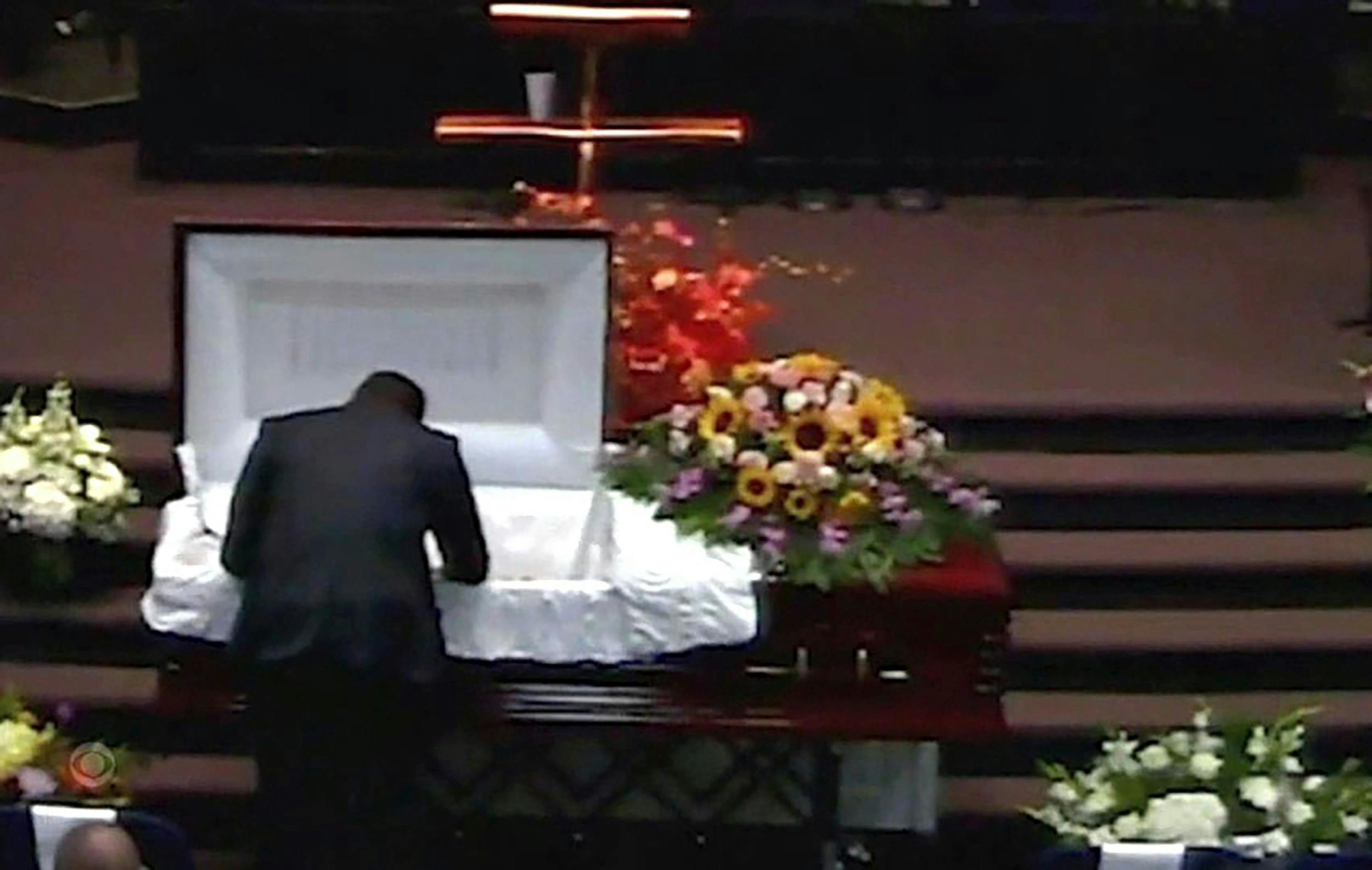 Ved Marias begravelse brød Joel Pellot grædende sammen, da han tog afsked ved kisten.