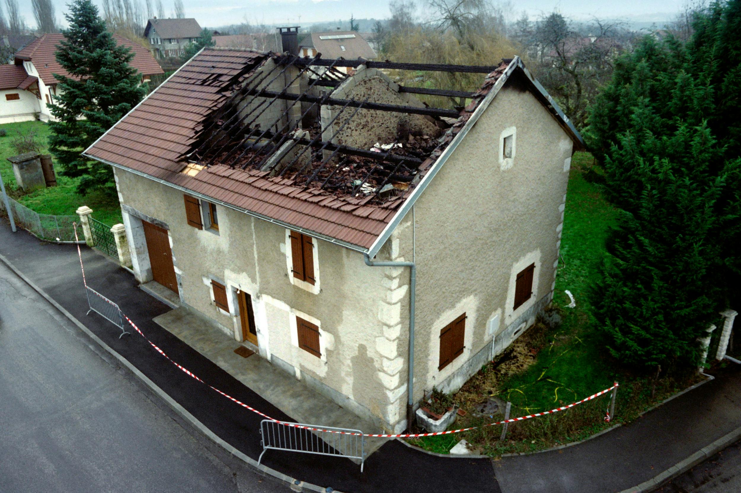 Det udbrændte hus i Prévessin-Moëns, Frankrig, hvor tragedien udspillede sig.