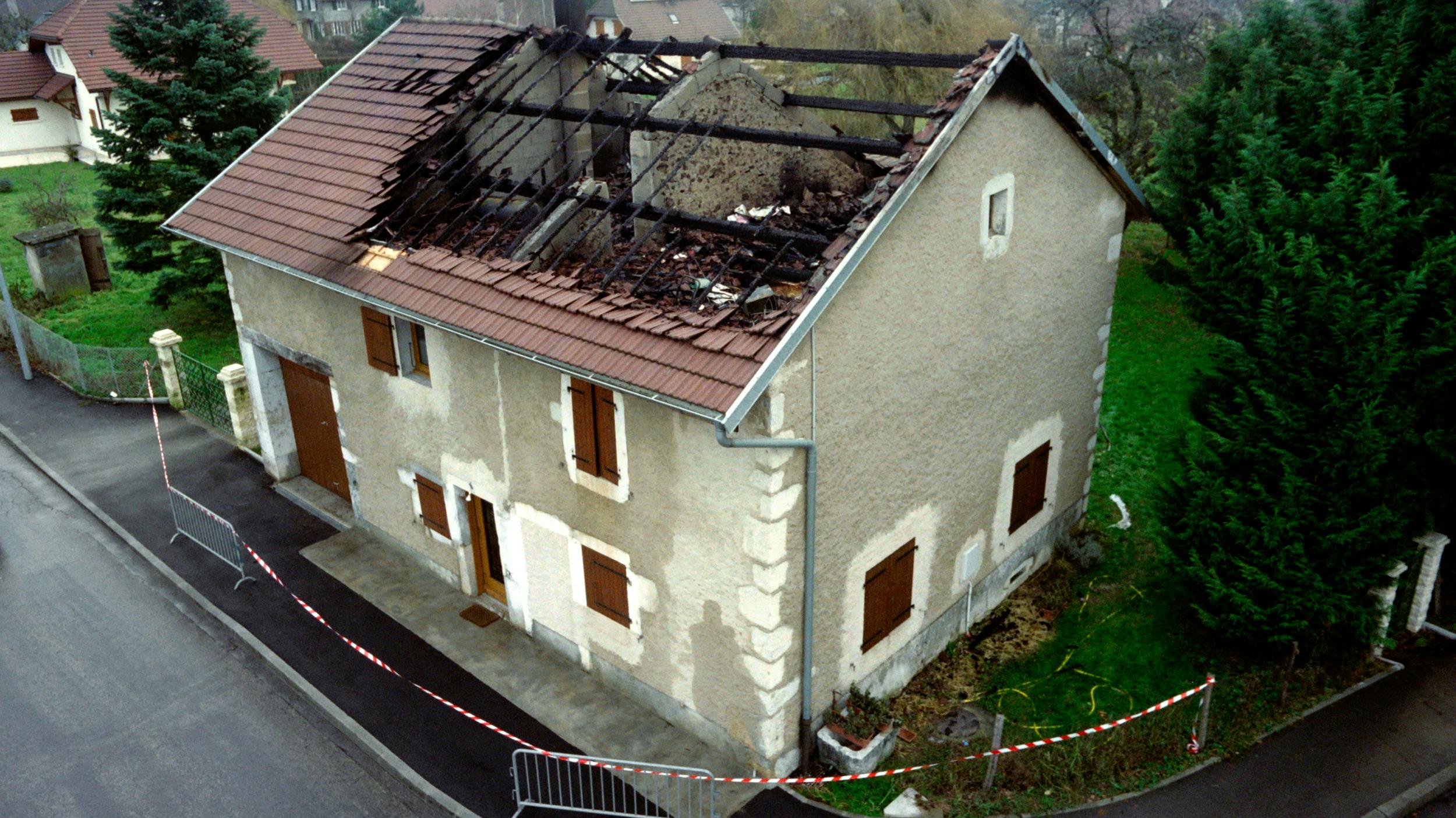 Det udbrændte hus i Prévessin-Moëns, Frankrig, hvor tragedien udspillede sig.