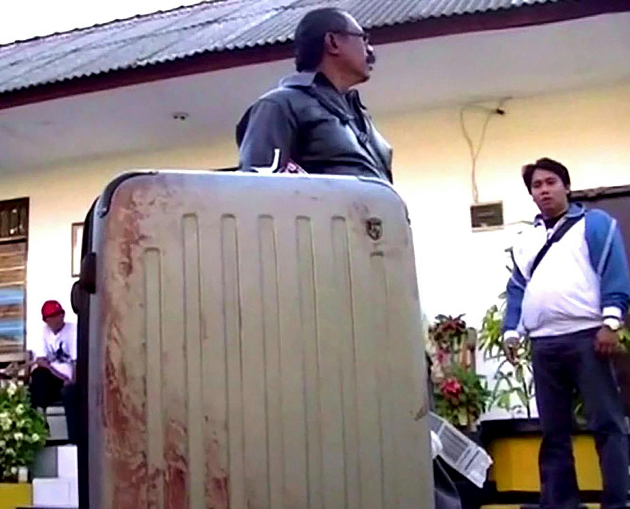 Taxachaufføren gik straks til politiet med den glemte kuffert, fordi der løb blod ud af den.