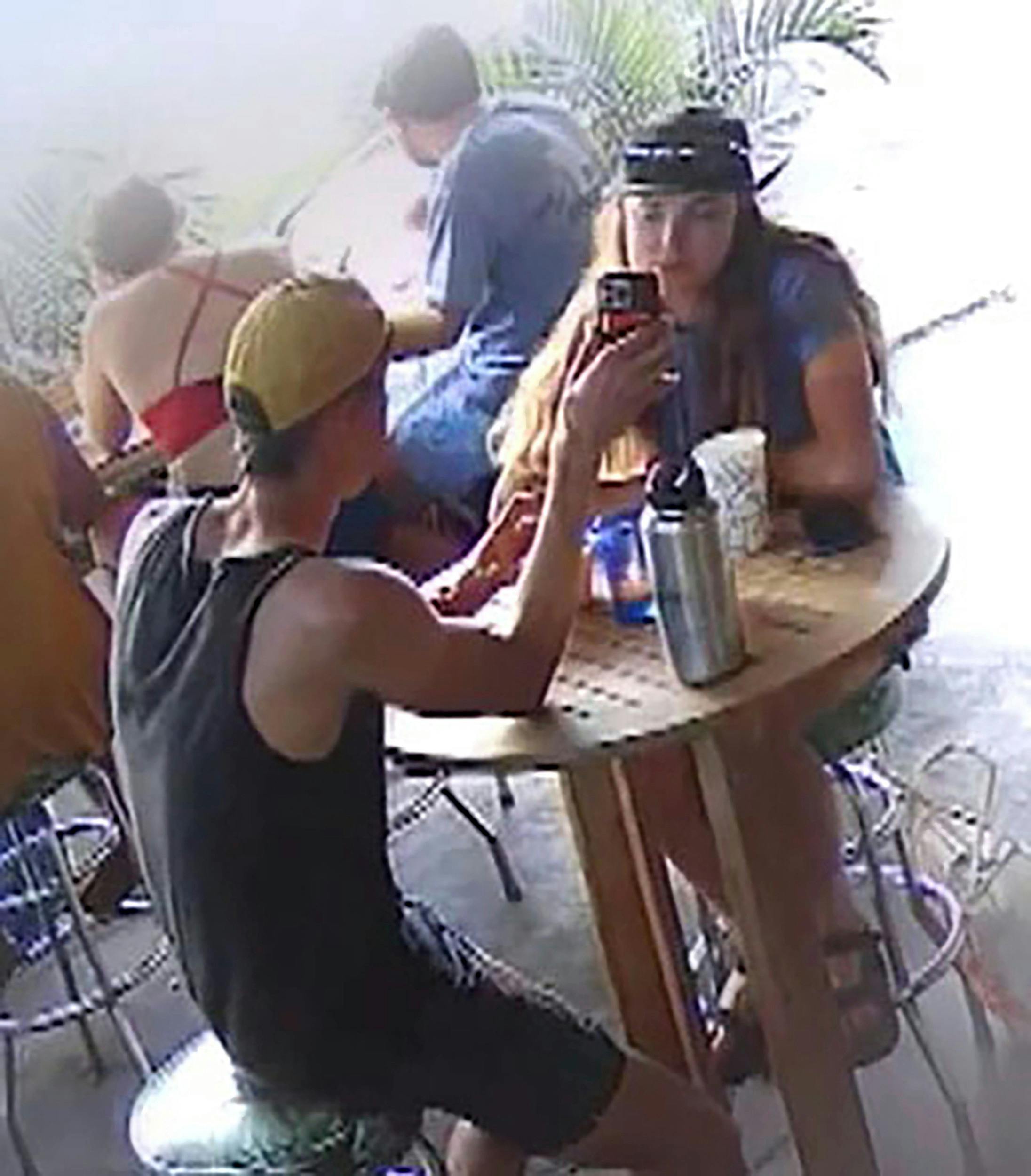En overvågningsvideo fangede Colin Strickland og Moriah Wilson på burgerbaren, kort før hun blev myrdet.