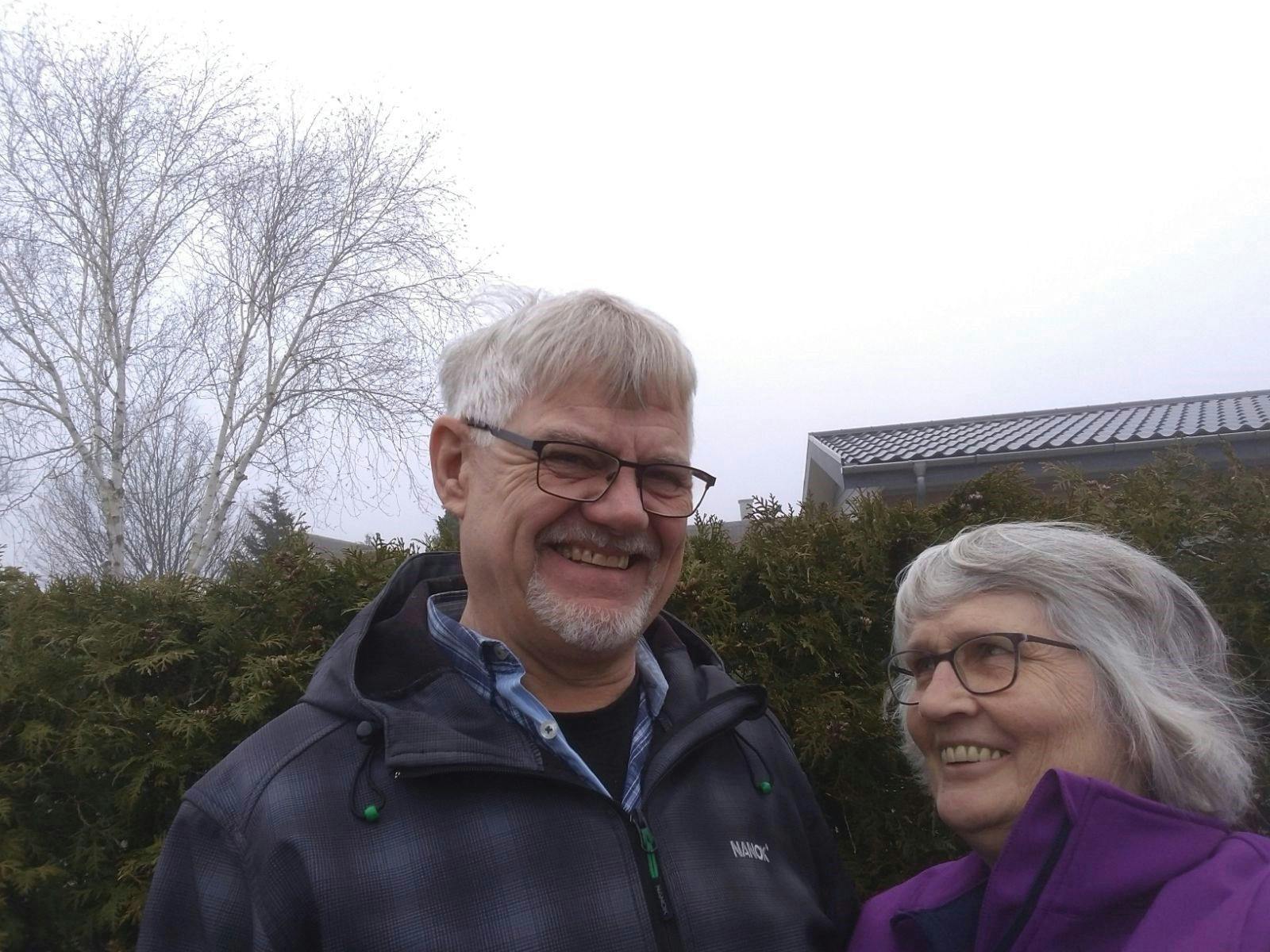 I dag er Anita lykkelig med John, som hun mødte første gang på en bustur til Hamborg.