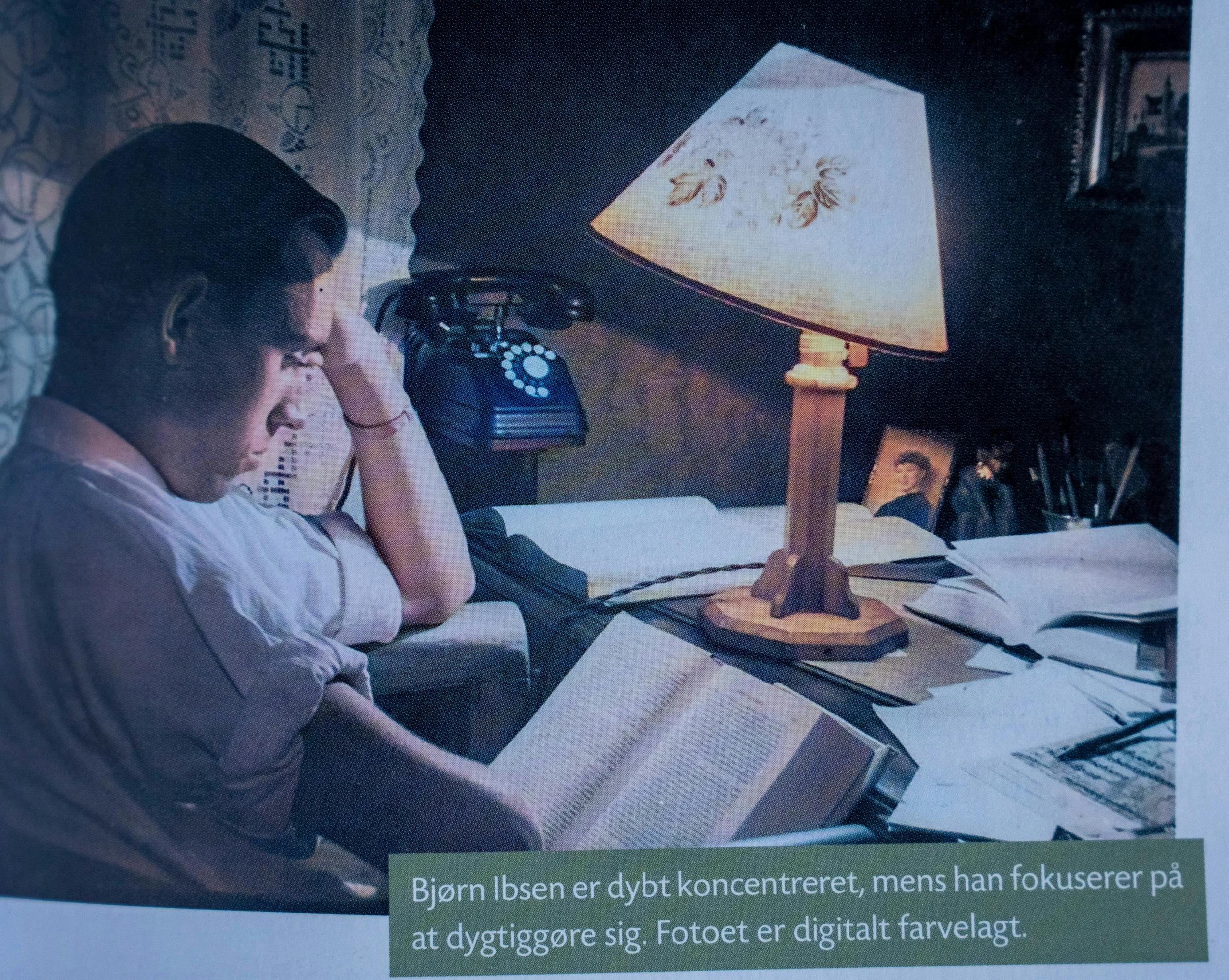Bjørn Ibsen som ung mand, fotograferet, mens han var fordybet i at studere. Fotoet er digitalt farvelagt.