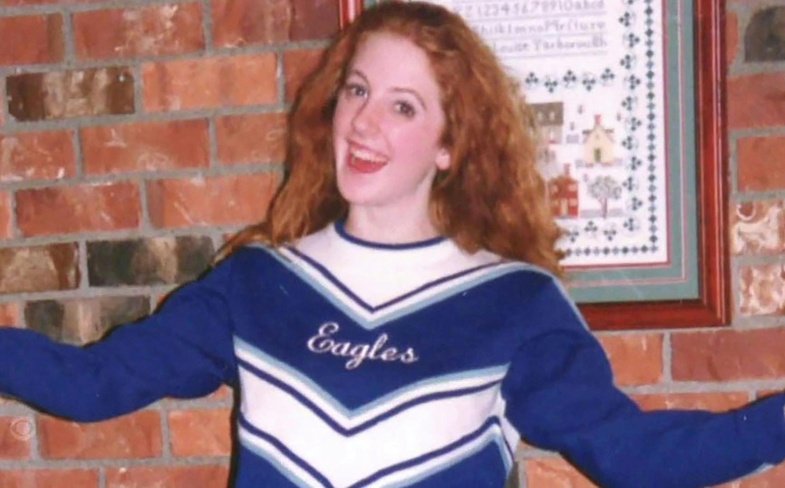 Sarah var vild med at være cheerleader. Her er hun fotograferet i sin uniform.