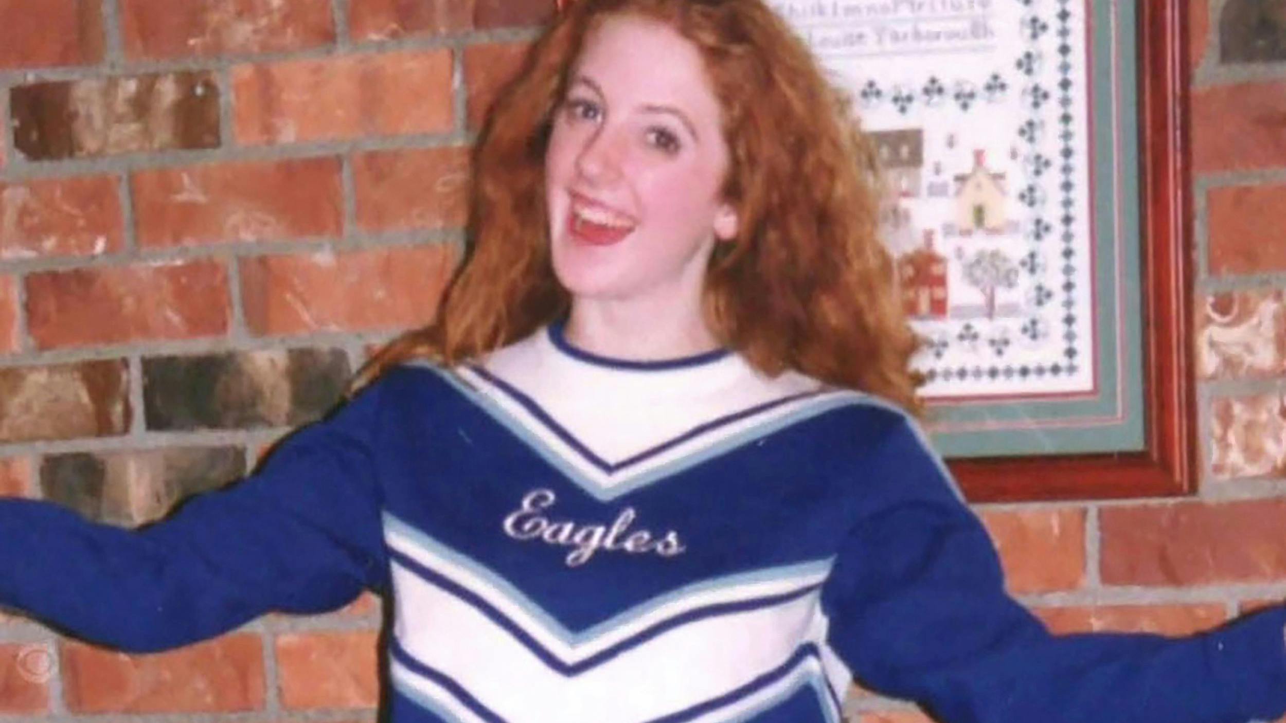 Sarah var vild med at være cheerleader. Her er hun fotograferet i sin uniform.