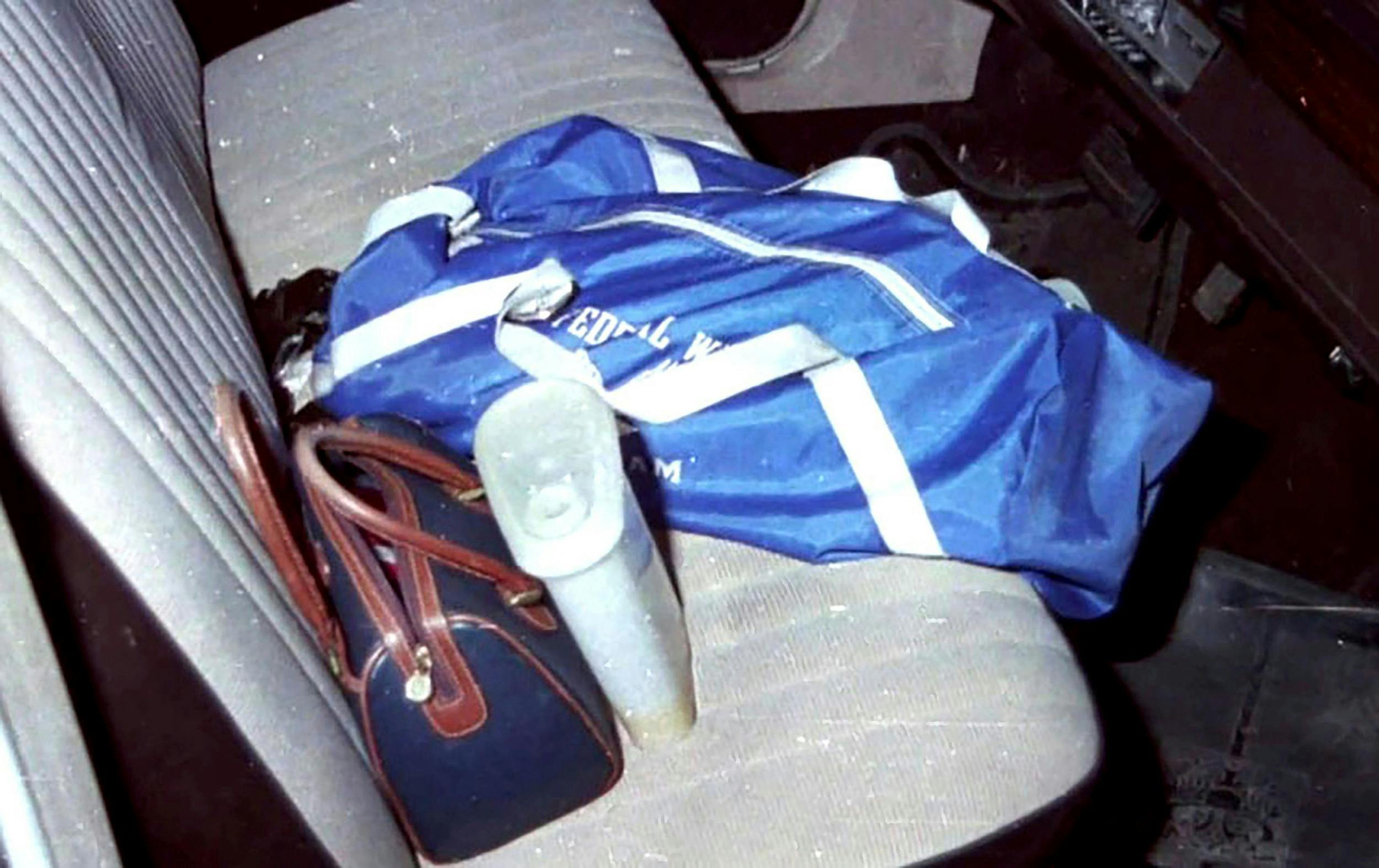 Der var ingen tegn på kamp i Sarahs bil, hvor hendes sportstaske og flaske med juice stod urørt på passagersædet.