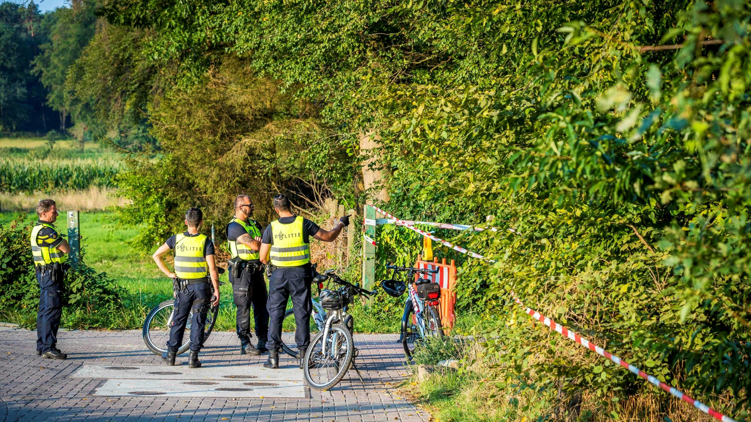 Politiet har afspærret et skovområde ved Brunssum, Holland, hvor den 11-årige Nicky Verstappen var på sommerlejr med andre børn fra sin by.