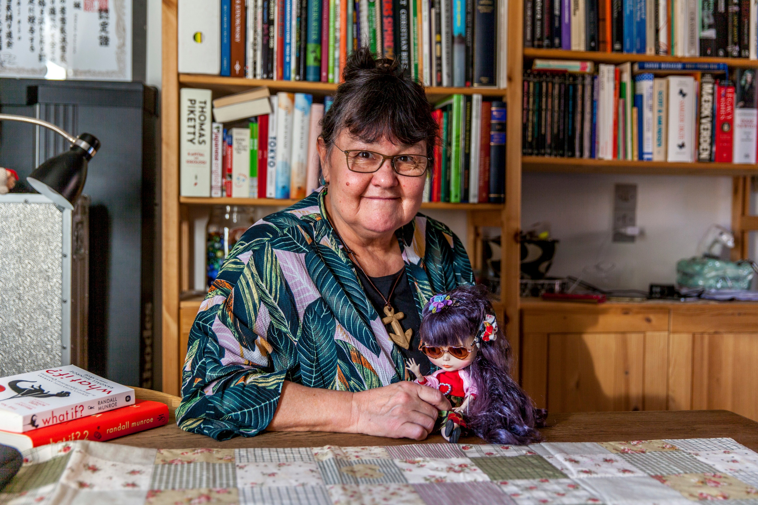 Elisa er født i Nanortalik, Grønland, i 1961 af en grønlandsk mor og en dansk far.