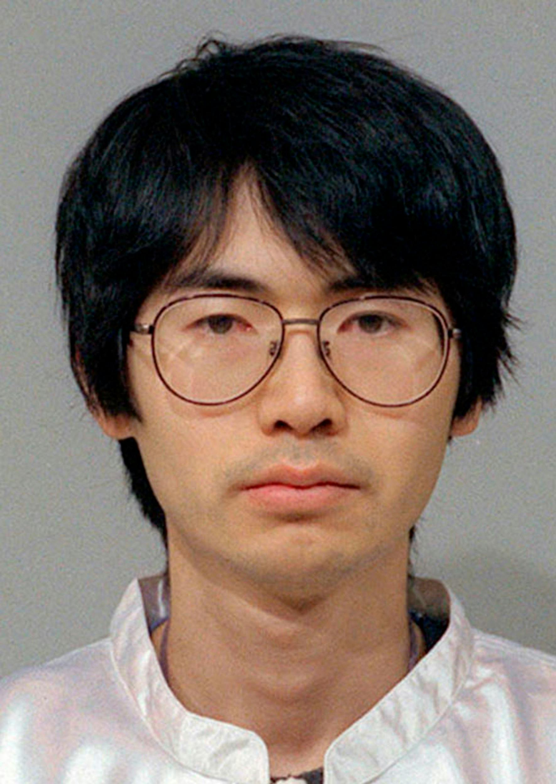 Kenichi Hirose, en lovende ung forsker, er en af de fem personer, der spreder gassen i metroen.
