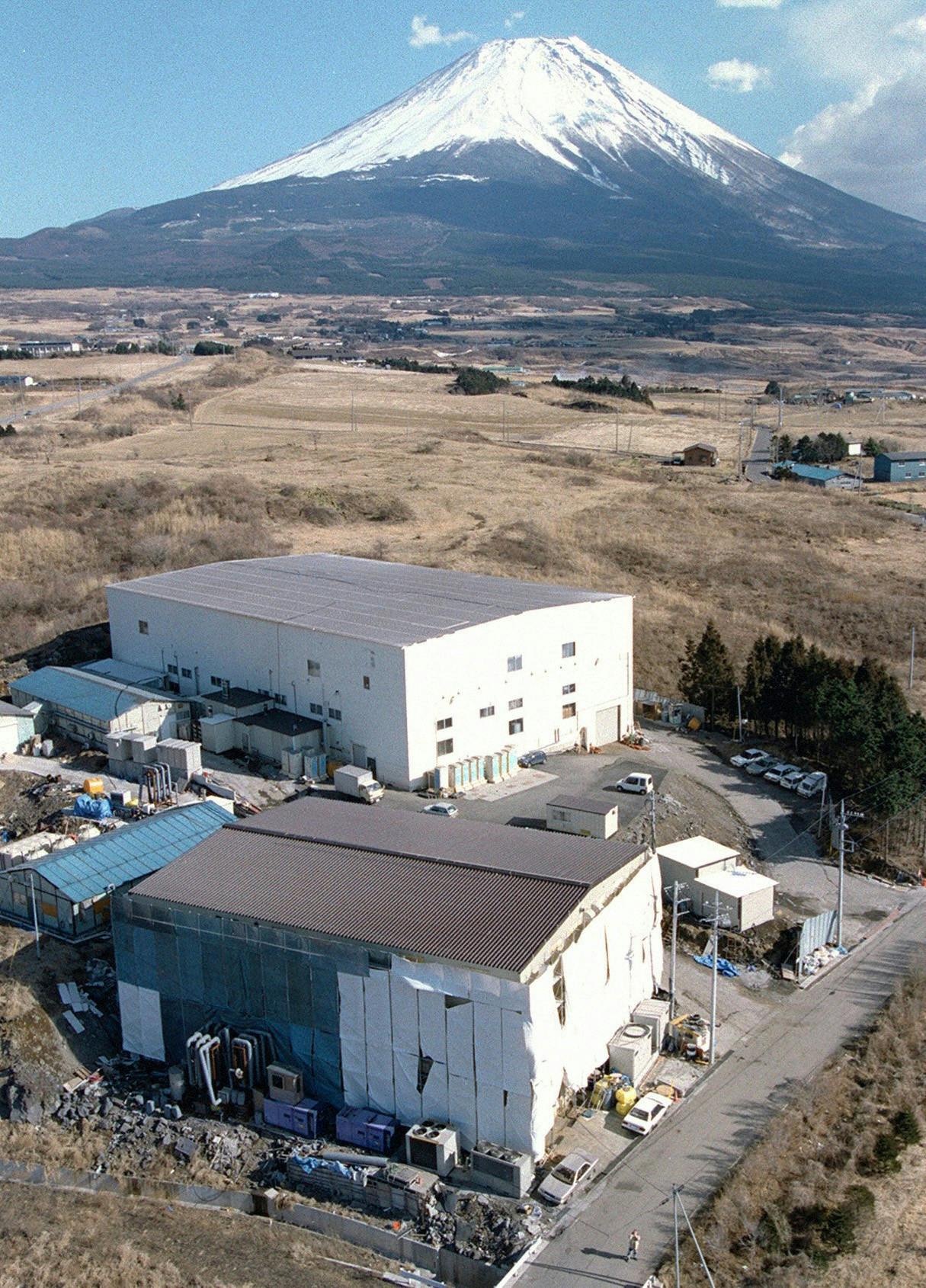 Luftfoto af dommedagskultens fabriksanlæg i en landsby nær Fuji-bjerget, hvor der i al hemmelighed blev produceret nervegassen sarin.