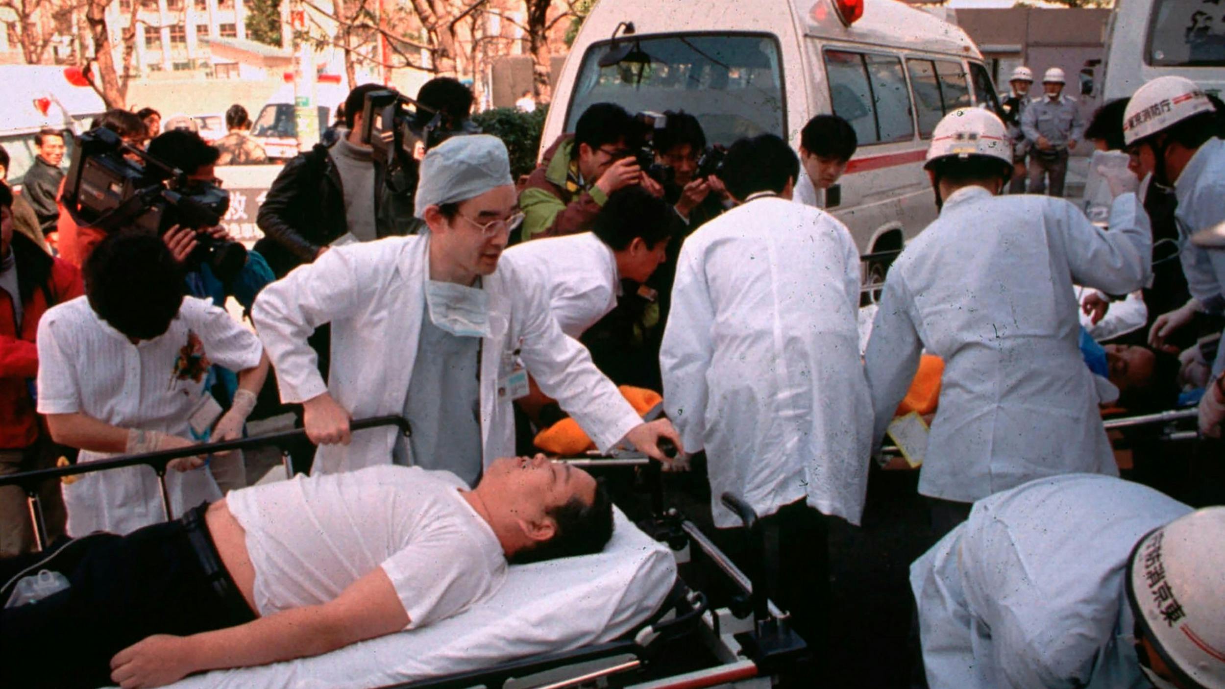 Passagerer, der har været udsat for nervegassen sarin, ankommer til hospitalet.