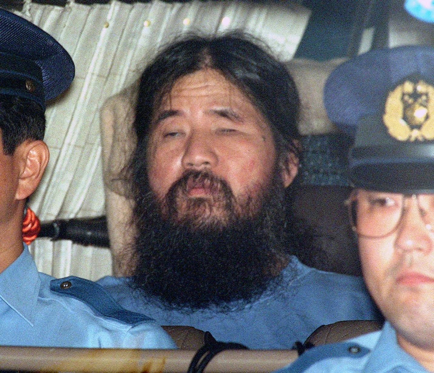 Shoko Asahara på vej til forhør i september 1995.