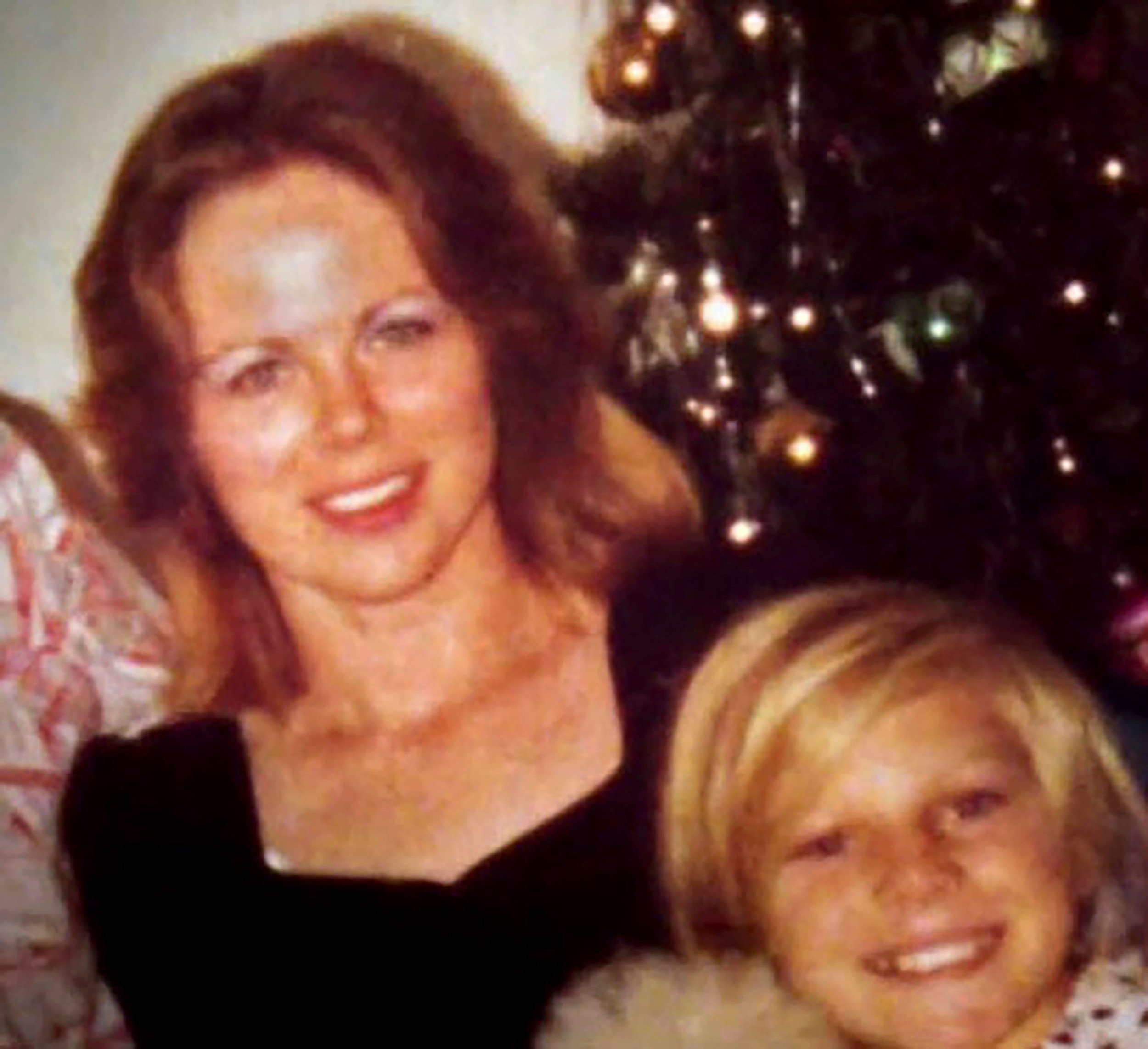 Marlene Warren blev offer for sin mands elskerinde. Her er hun fotograferet med sønnen Joe