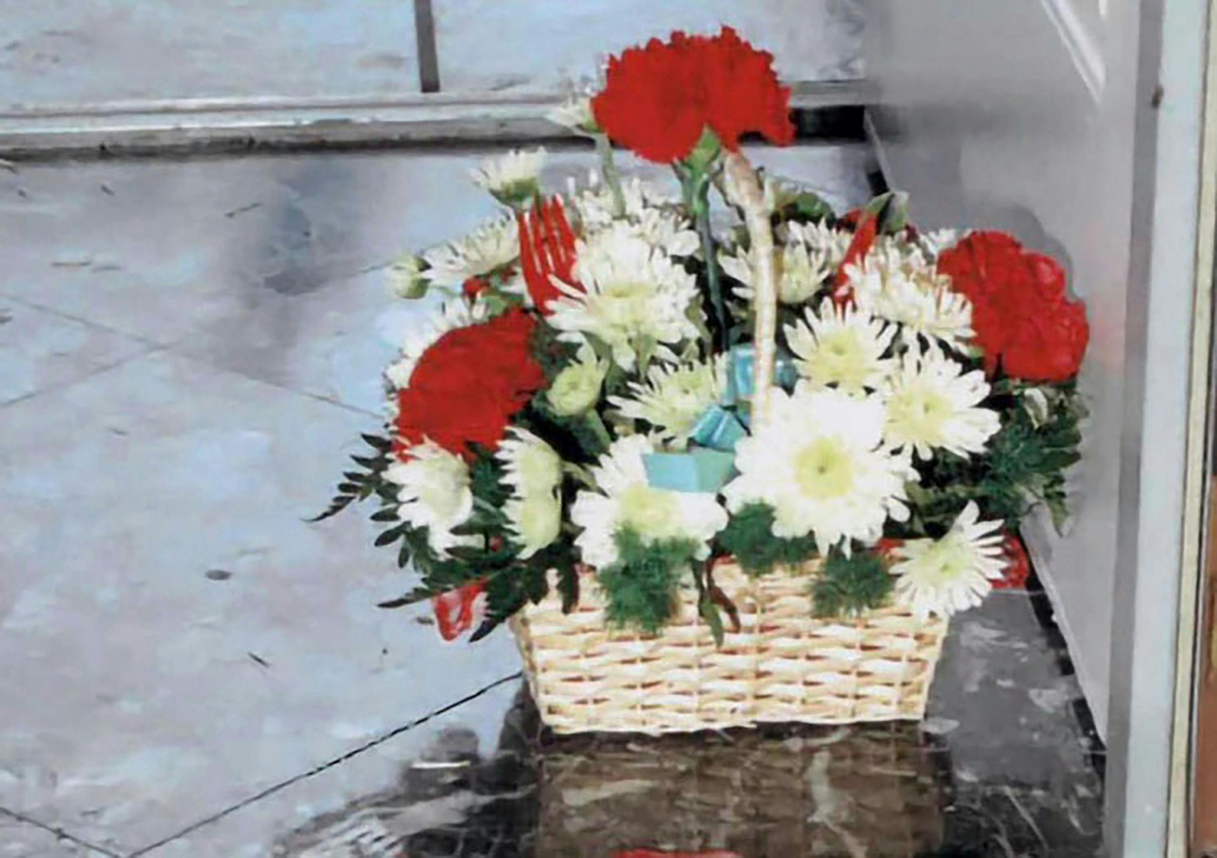 Den morderiske klovn efterlod sin kurv med blomster ved siden af sit offer.
