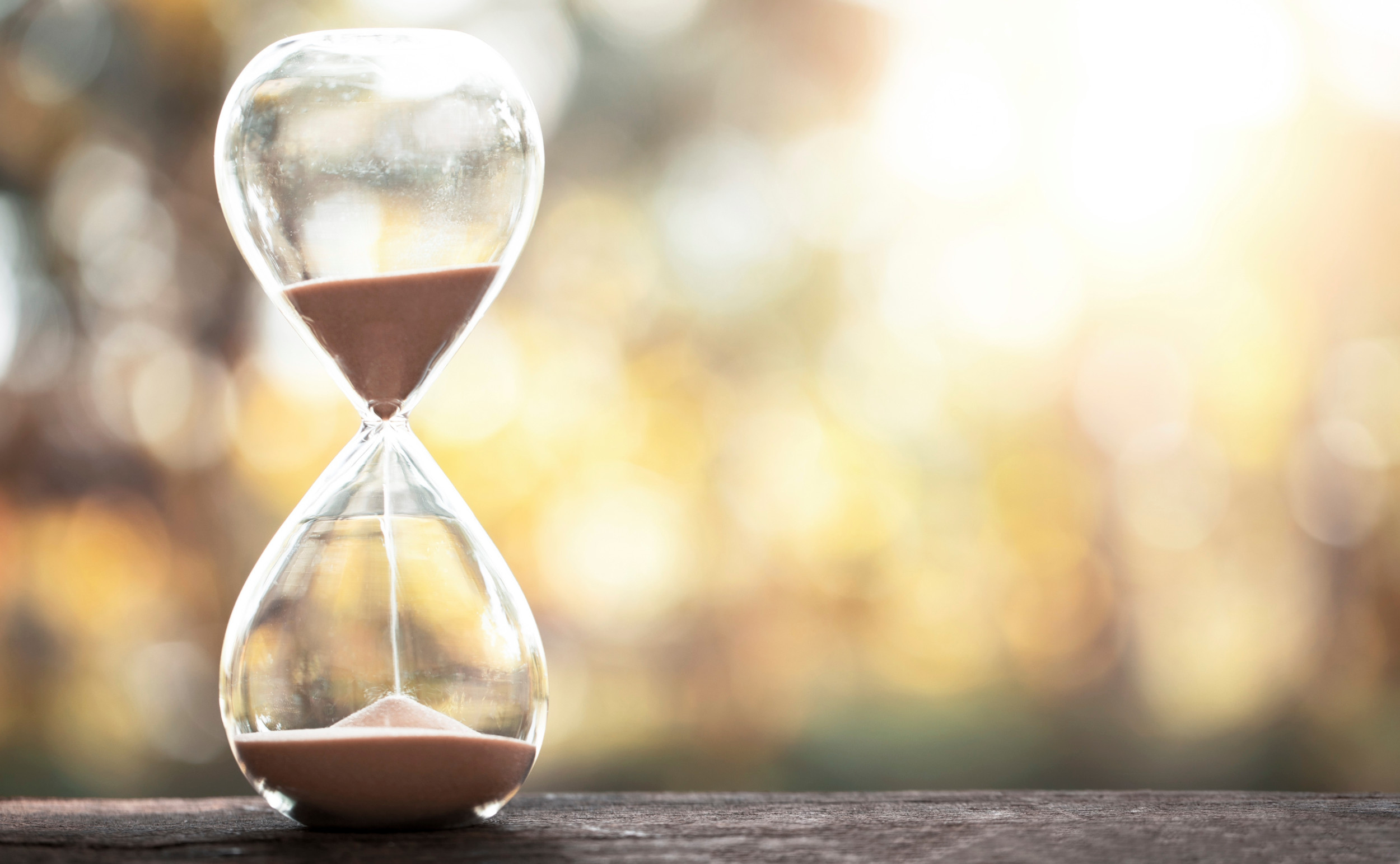 Sandet rinder ud i et timeglas.