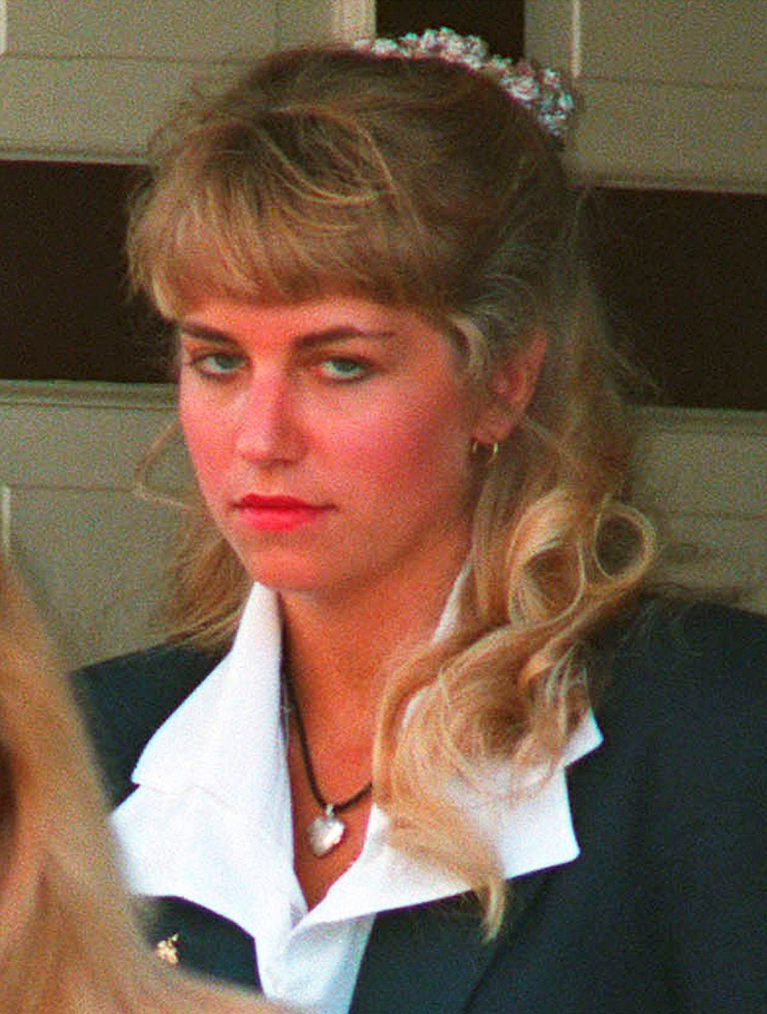 Karla Homolka på vej til retten, hvor hun er tiltalt for overlagt mord.