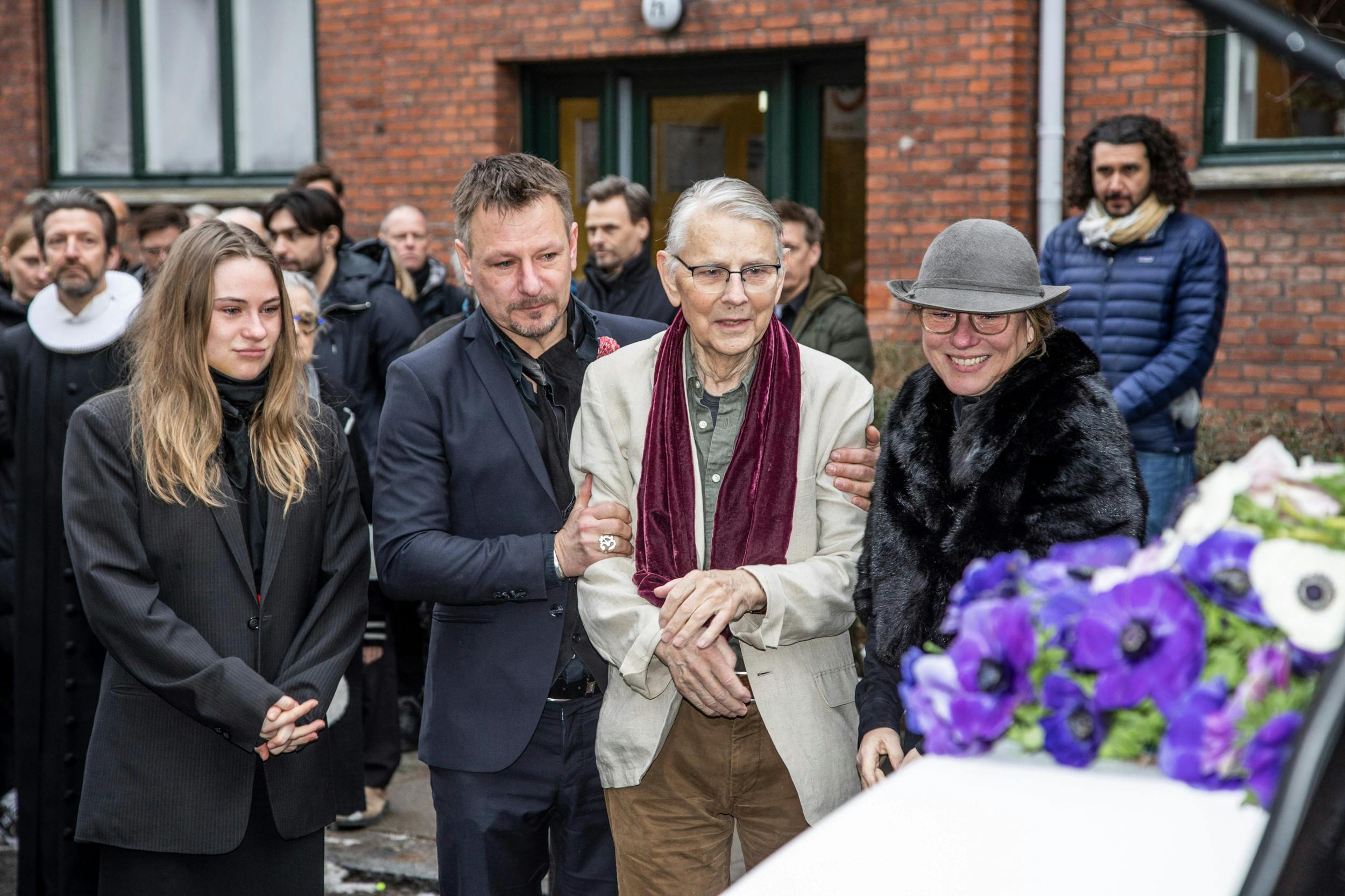 Ebbe blev kørt til Marianns bisættelse af to betjente. Han var blevet løsladt kort inden.