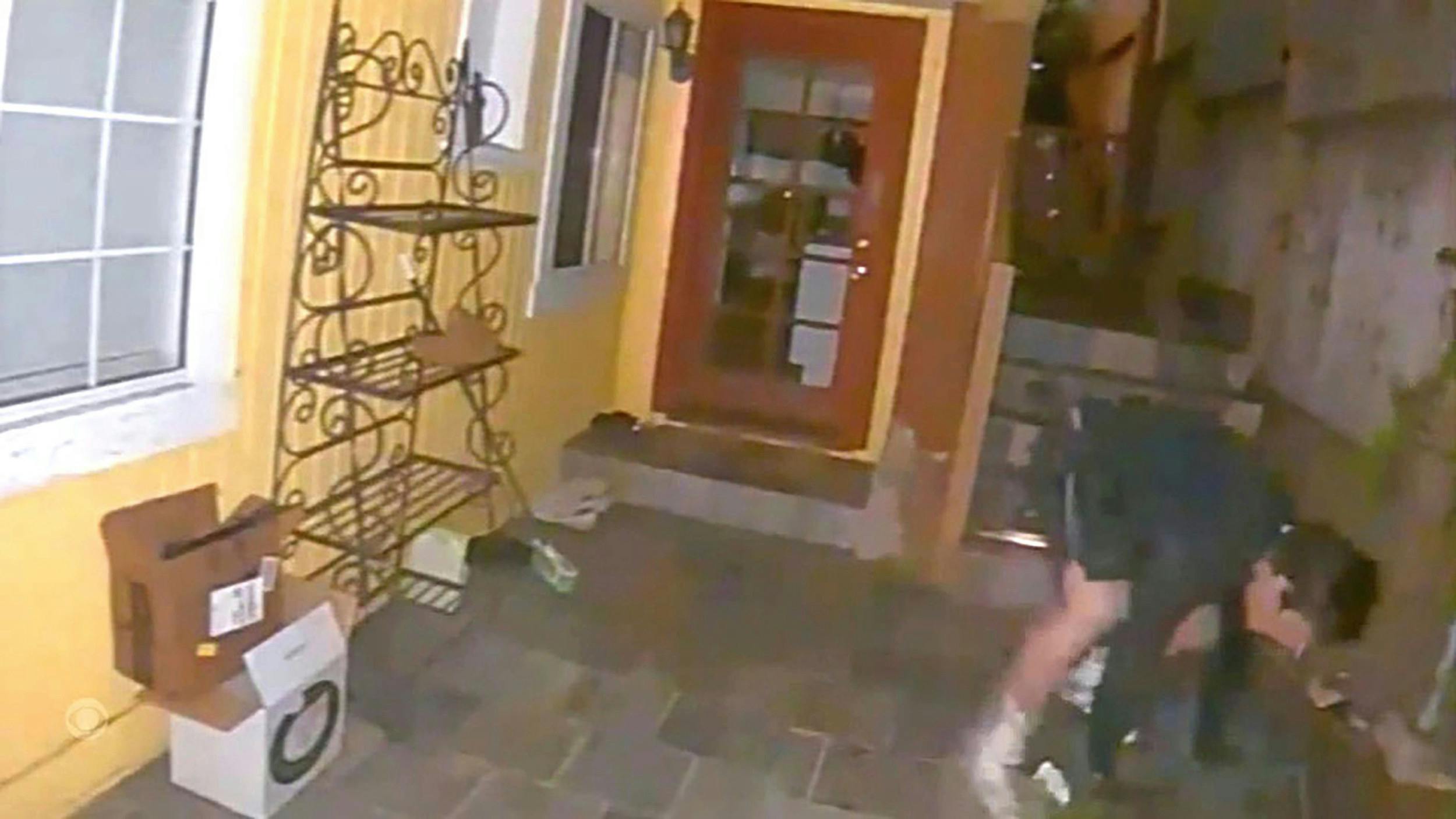 På denne overvågningsvideo kan man se Gareth Pursehouse bryde ind i Amies lejlighed to timer, før hun kom hjem.