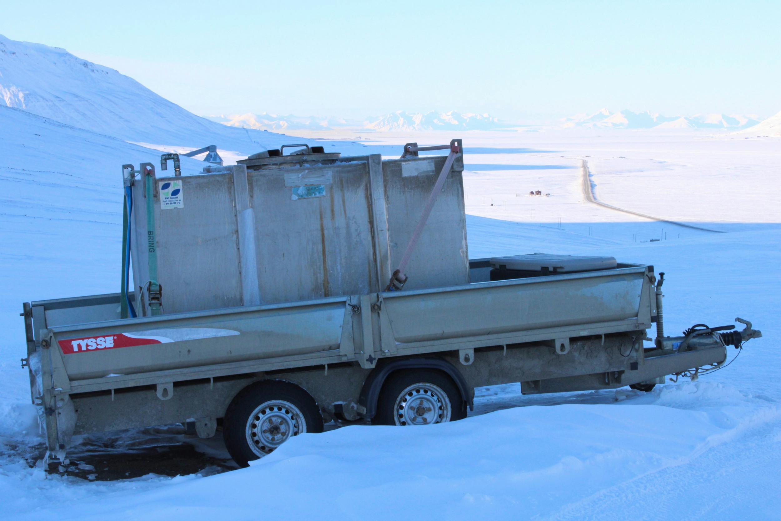 Familien må hente vand i tanke i Longyearbyen.