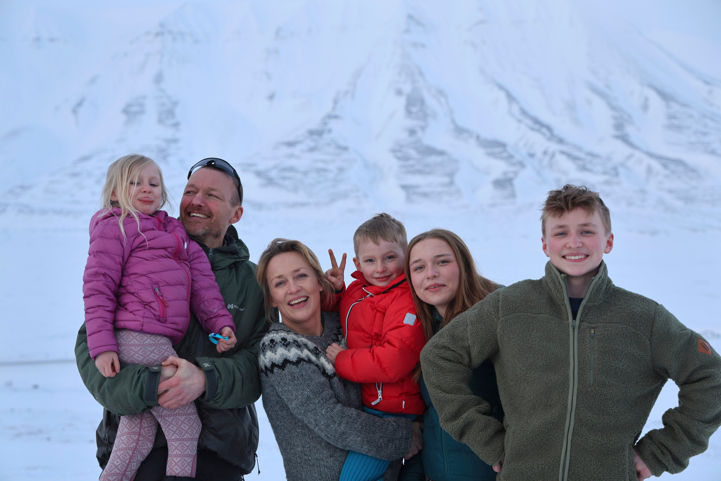 Hele familien samlet for en stund – fra venstre er det Martin med Saga, Karina med Styrk, Freja, der tager 10. klasse på Ranum Efterskole i Danmark, og Storm, som følger i hendes fodspor næste år.