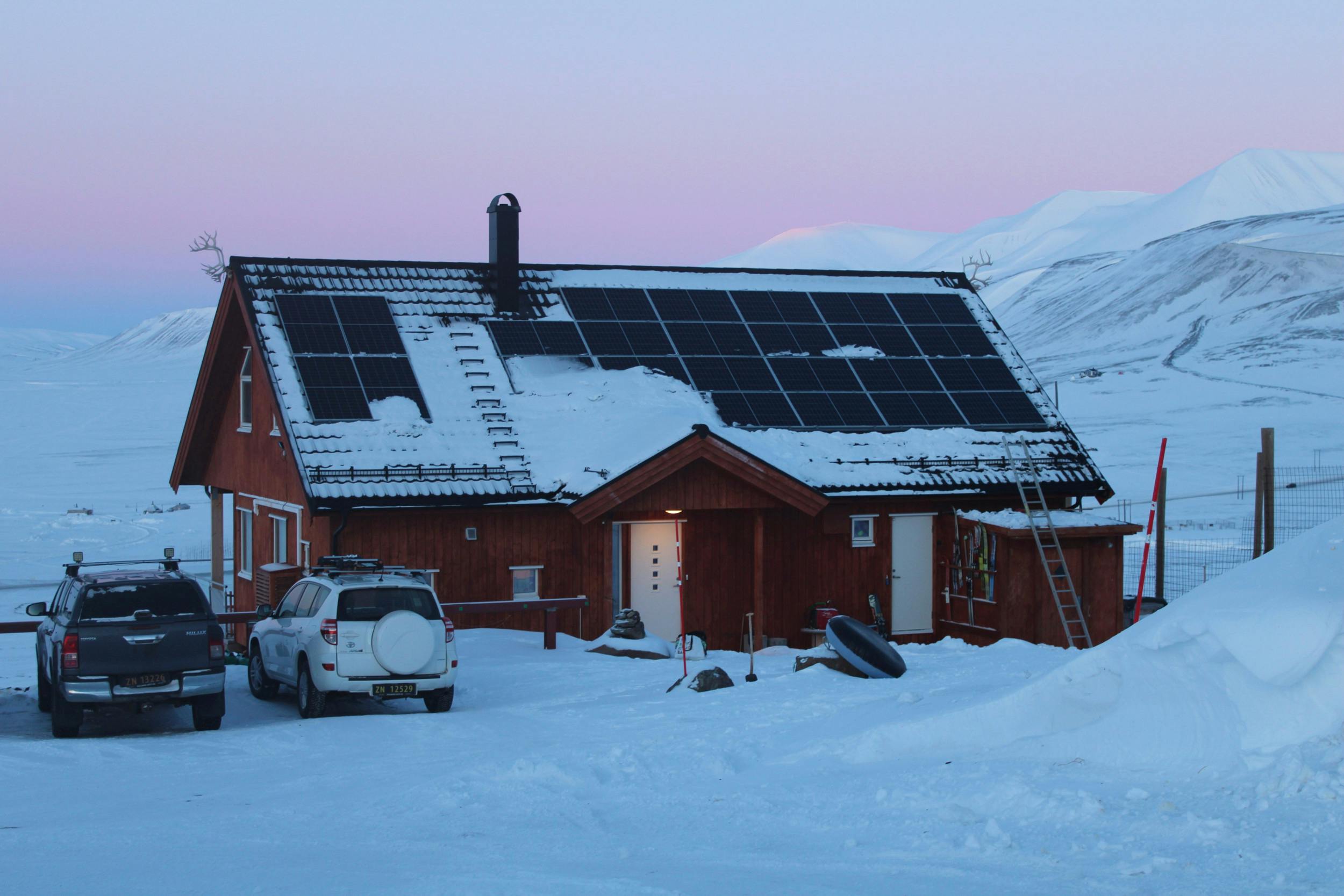 Her bor Karina med sin mand og fire børn. Martin har selv bygget huset med solceller på taget til månederne med sol døgnet rundt.