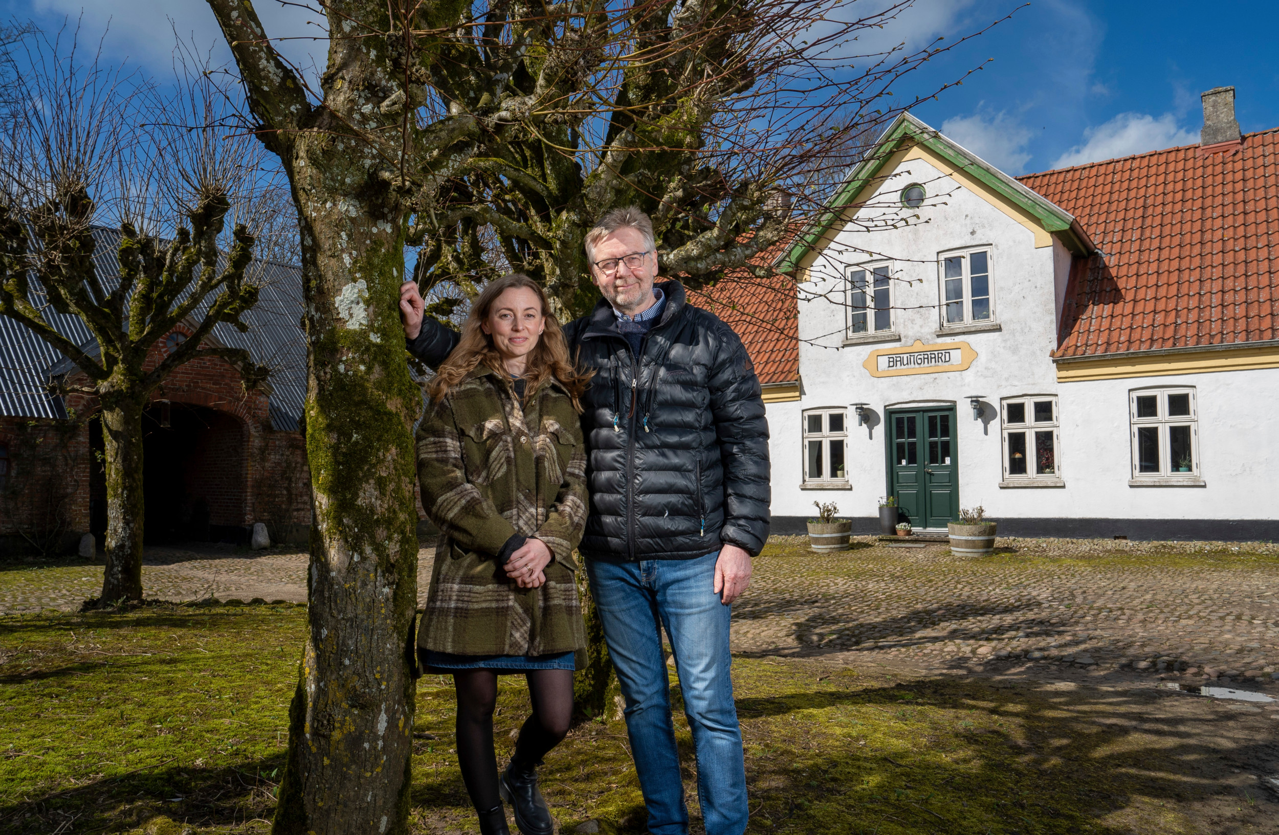 36-årige Iben Antonsen er journalist og bor i Dragør med mand og tre børn. Her med sin far, Jørgen Antonsen, 65, der er syvende generation på Baungaard.