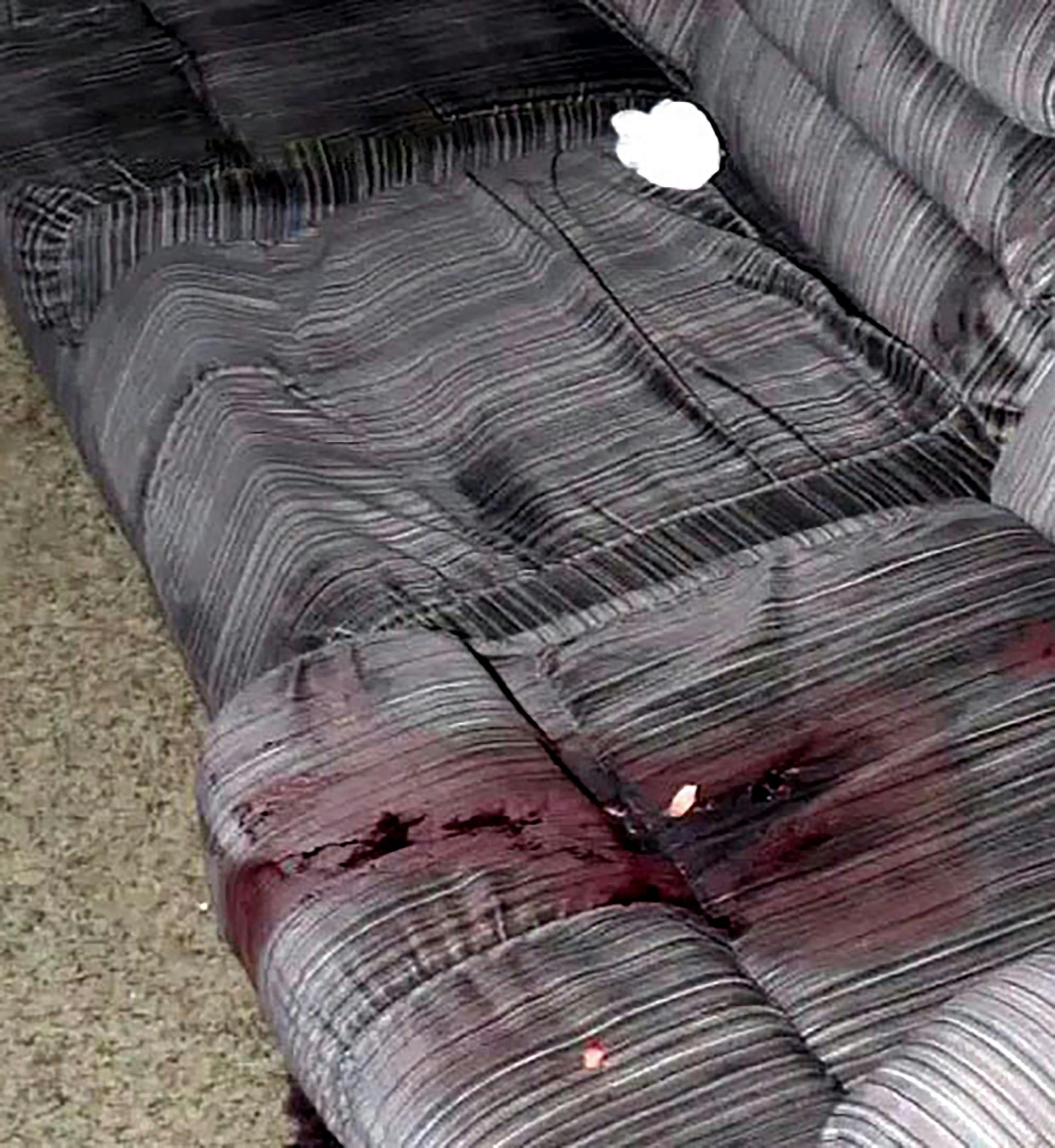 Store mængder blod på sofaen vidnede om, at drabet skete med stor voldsomhed.