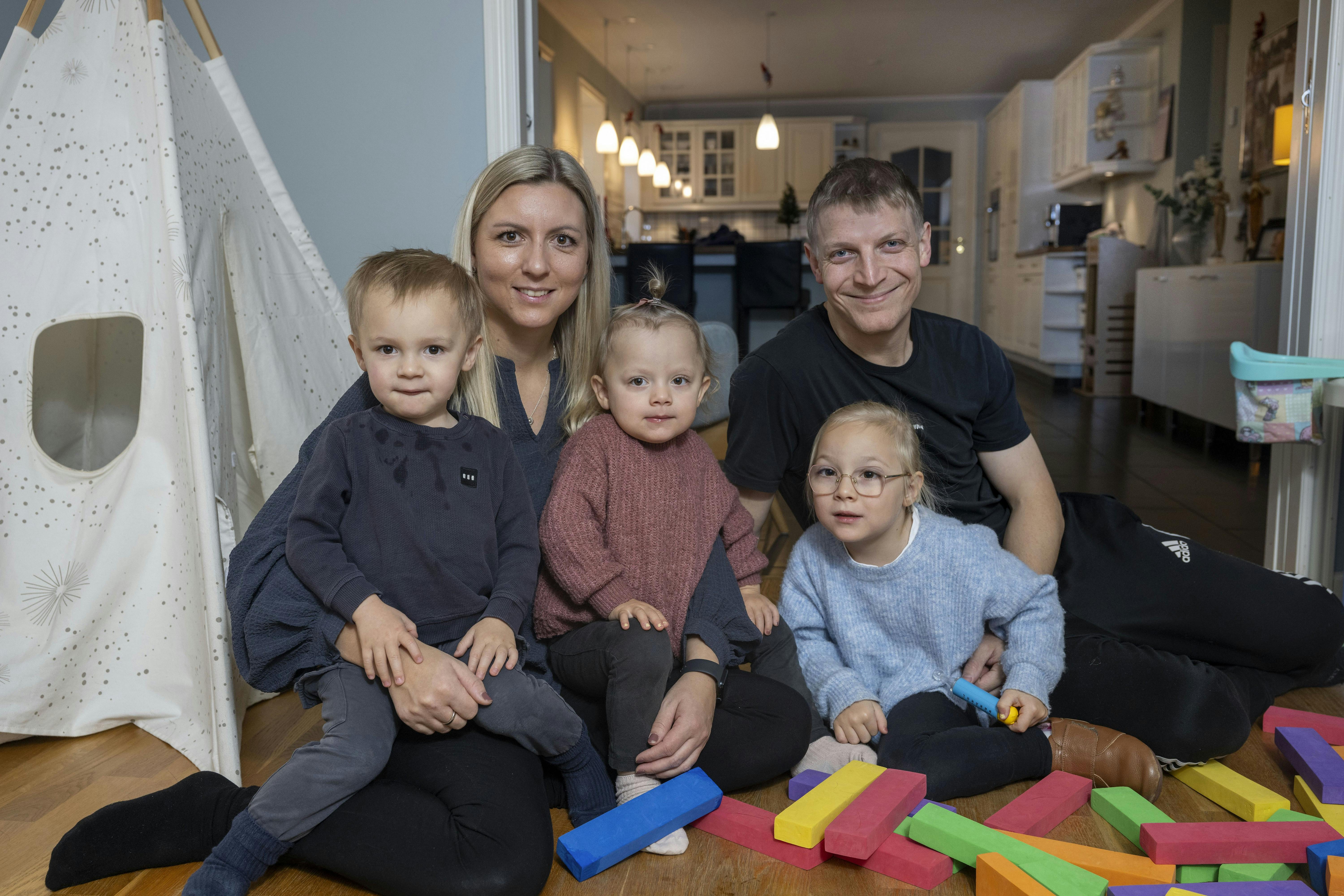 Mette Rydal Ravn sammen med sin familie. 