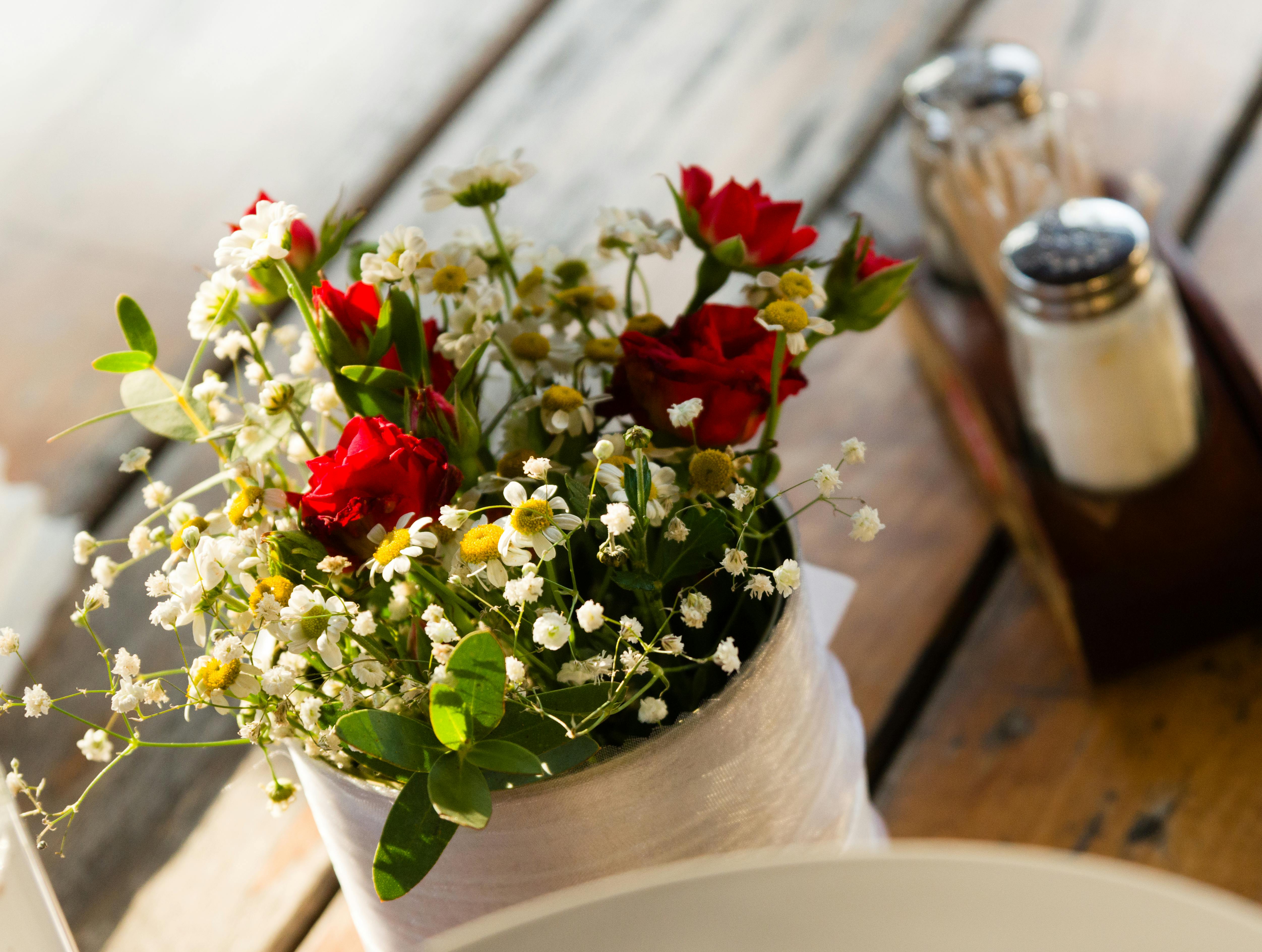 Flot dækket bord med vilde blomster