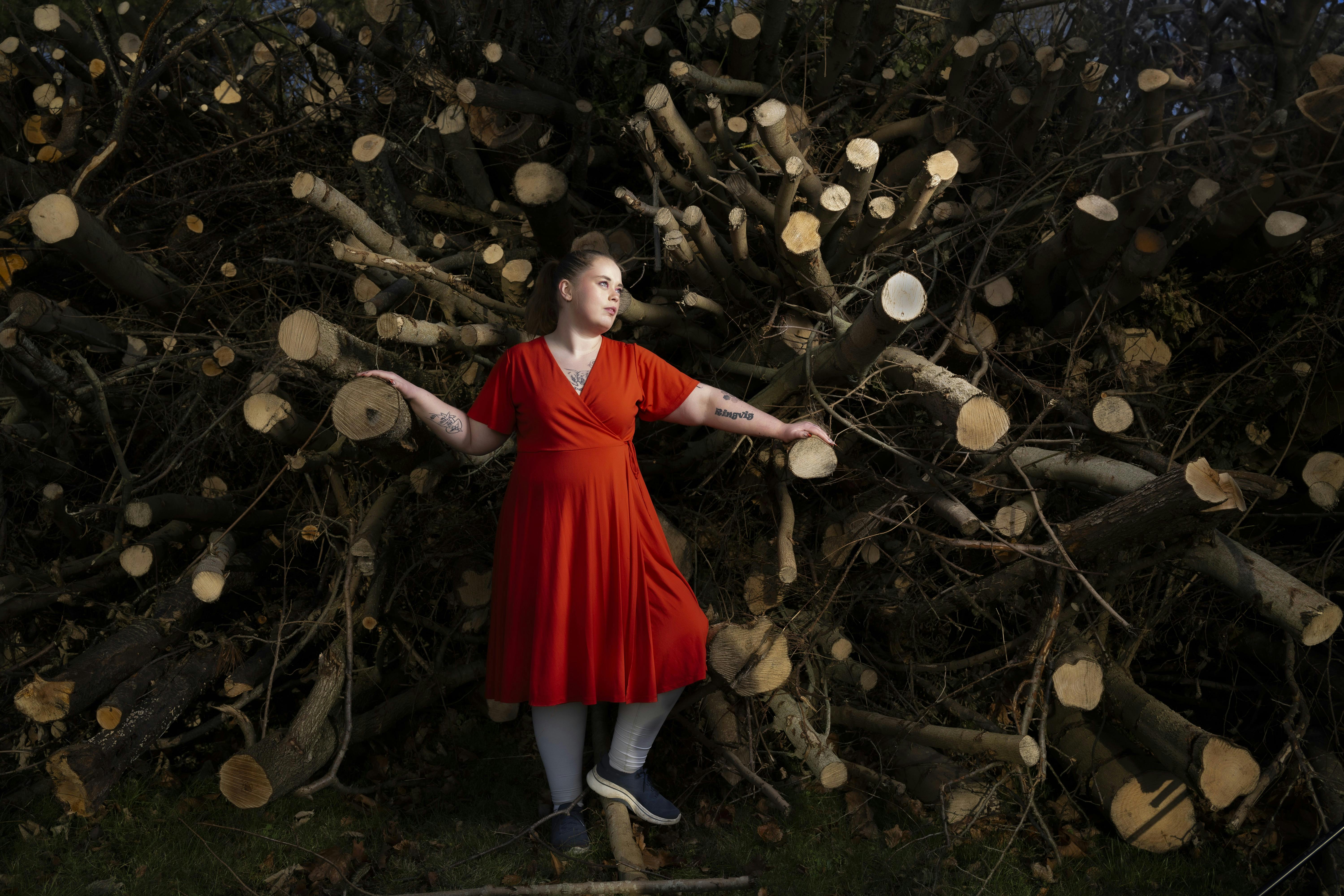 Annesofie ved en masse træer. 