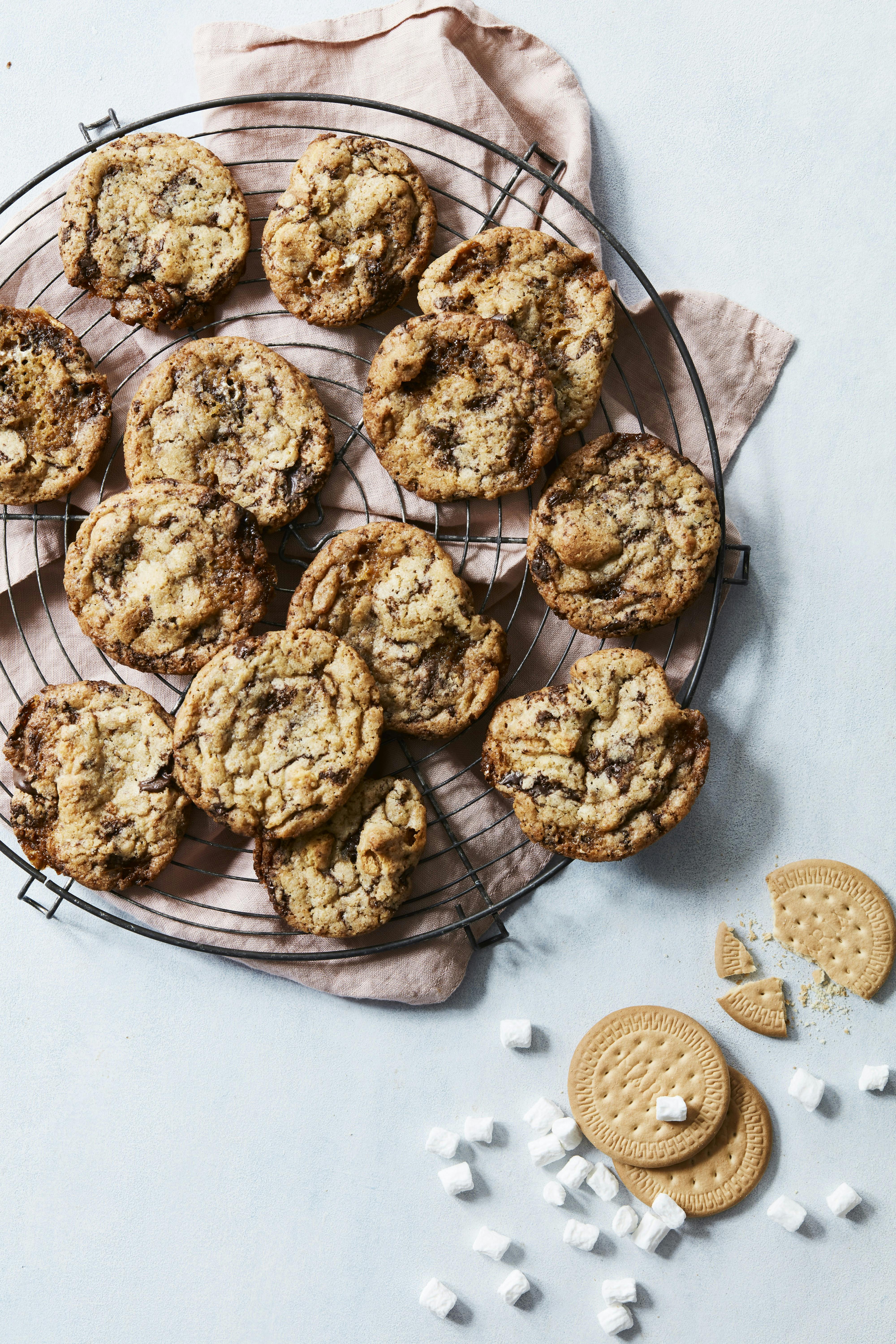 Cookies med chokolade, kiks og skumfiduser