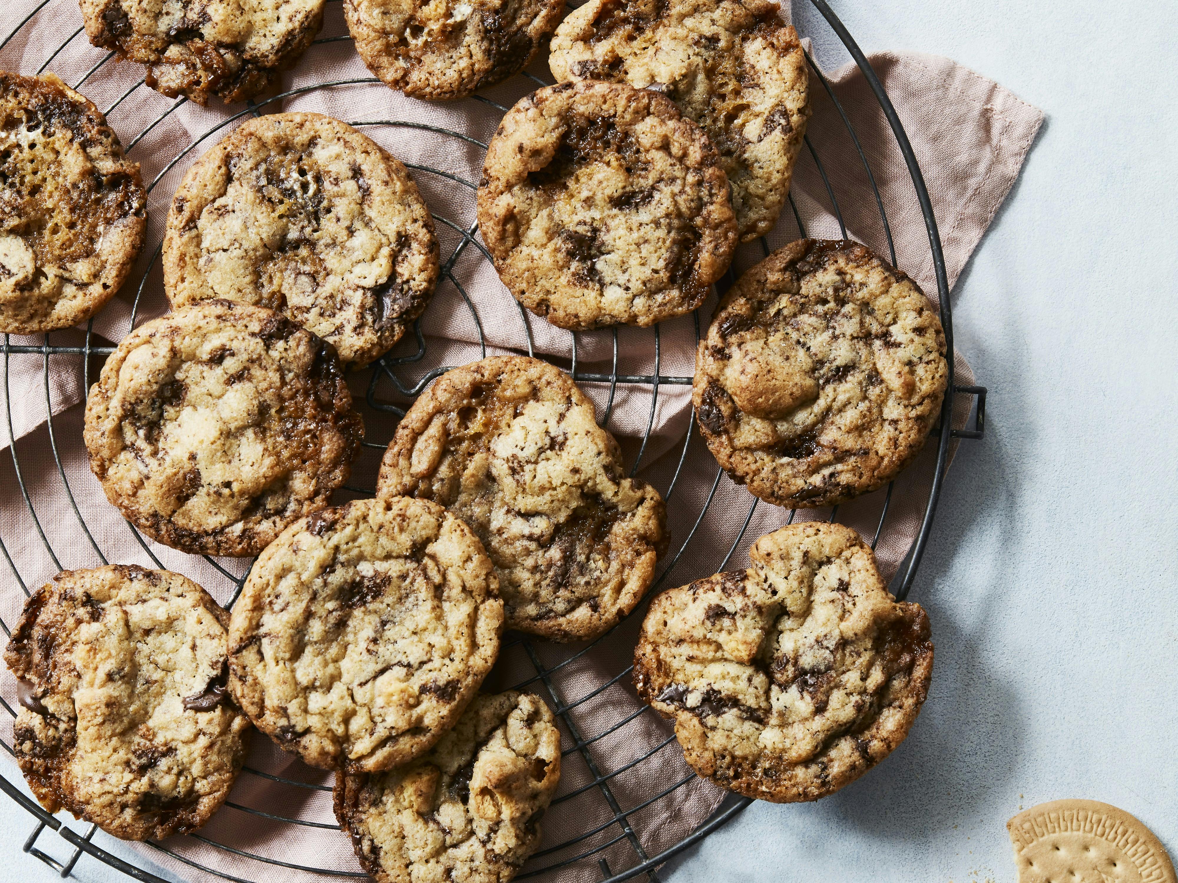 Cookies med chokolade, kiks og skumfiduser