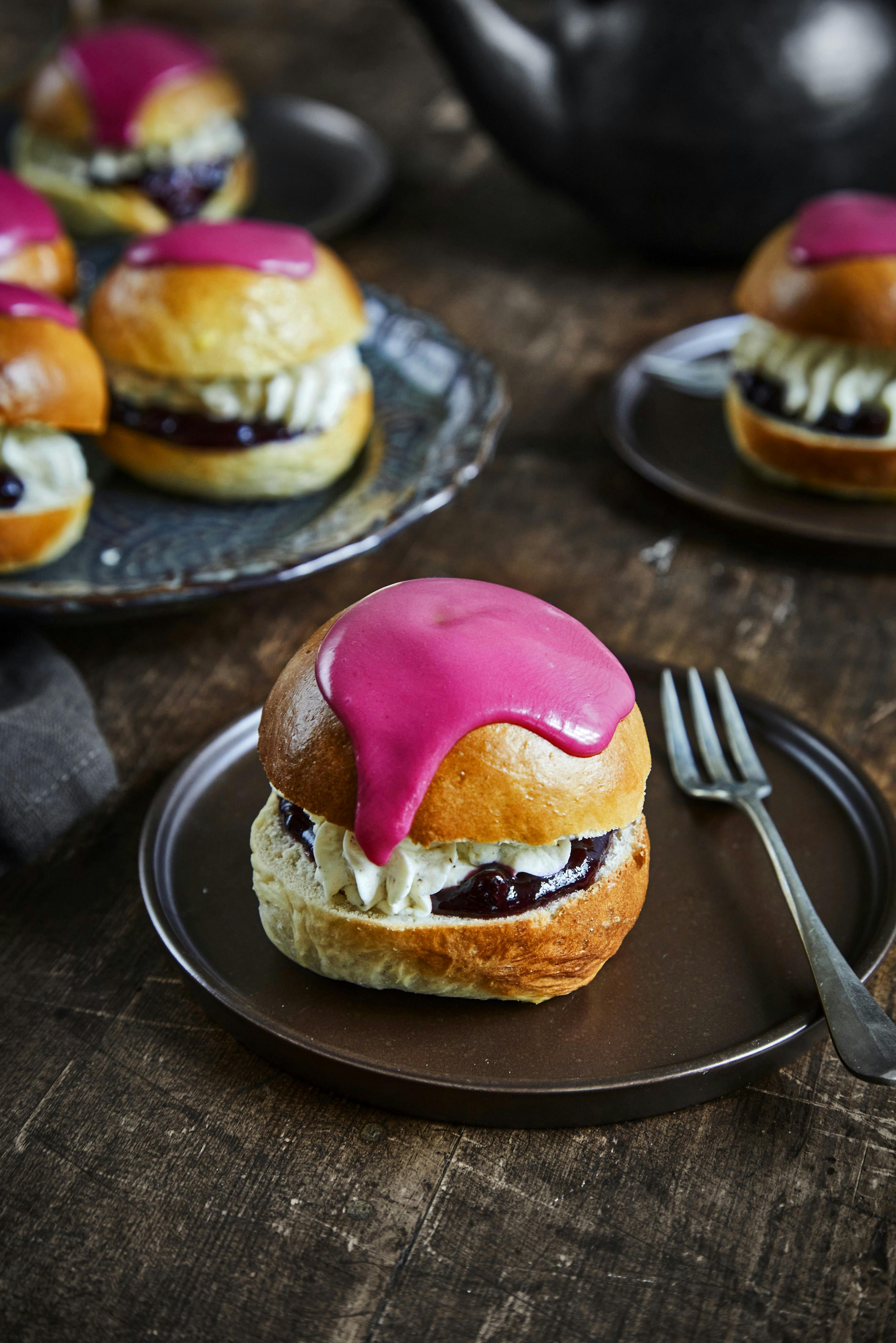 Fastelavnsbolle med mascarpone og solbær