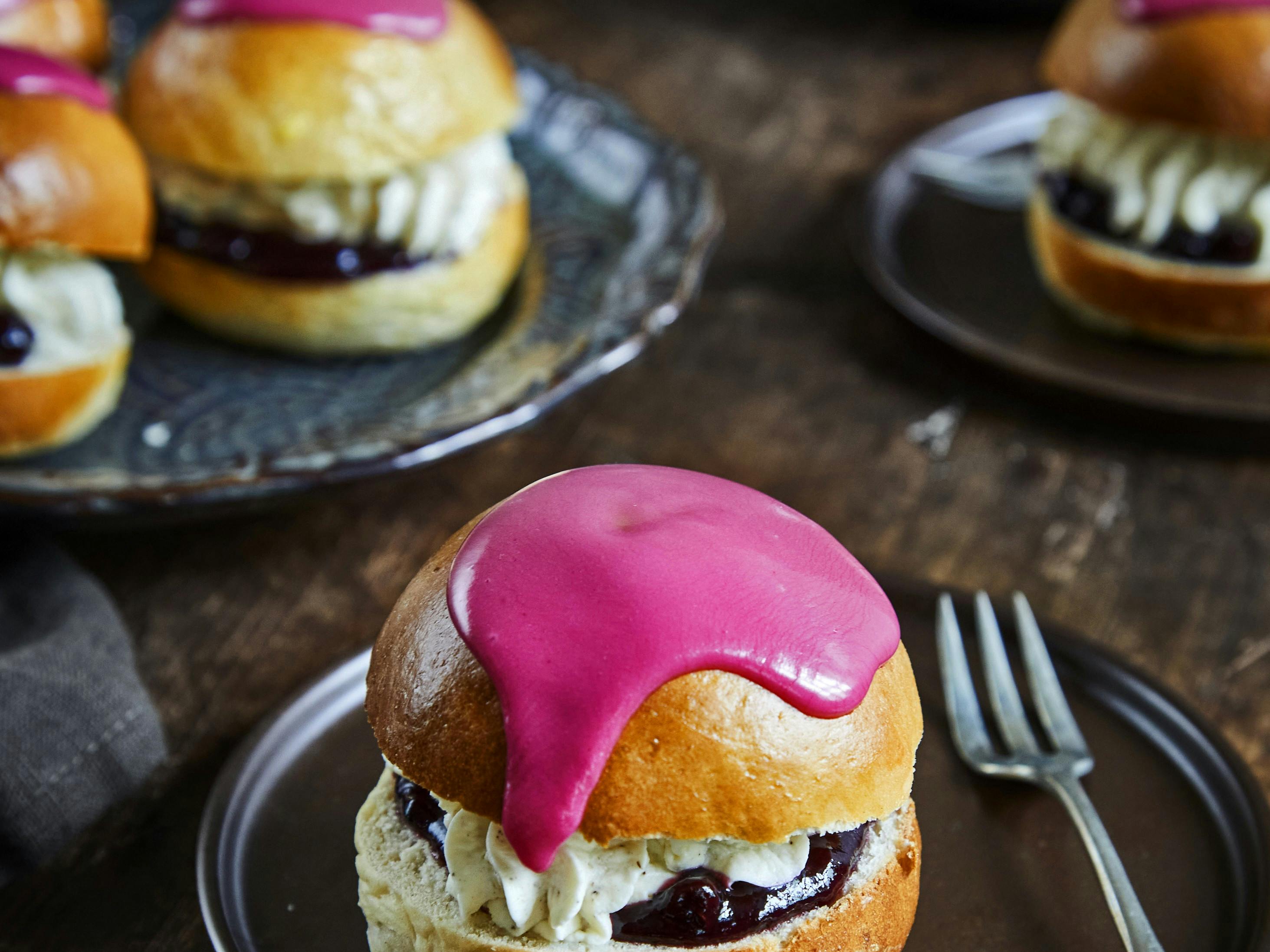Fastelavnsbolle med mascarpone og solbær