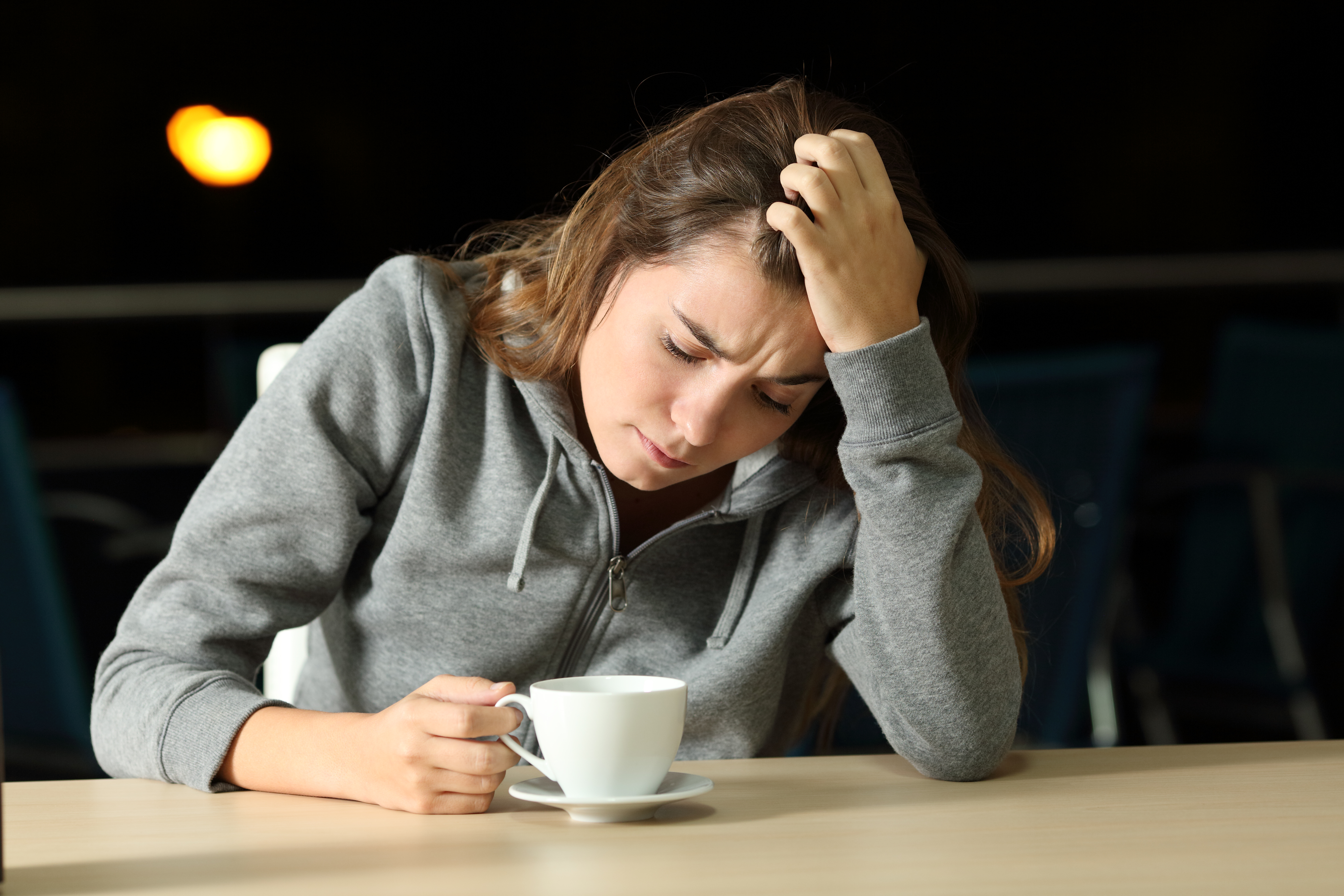 Træt kvinde med kaffekop