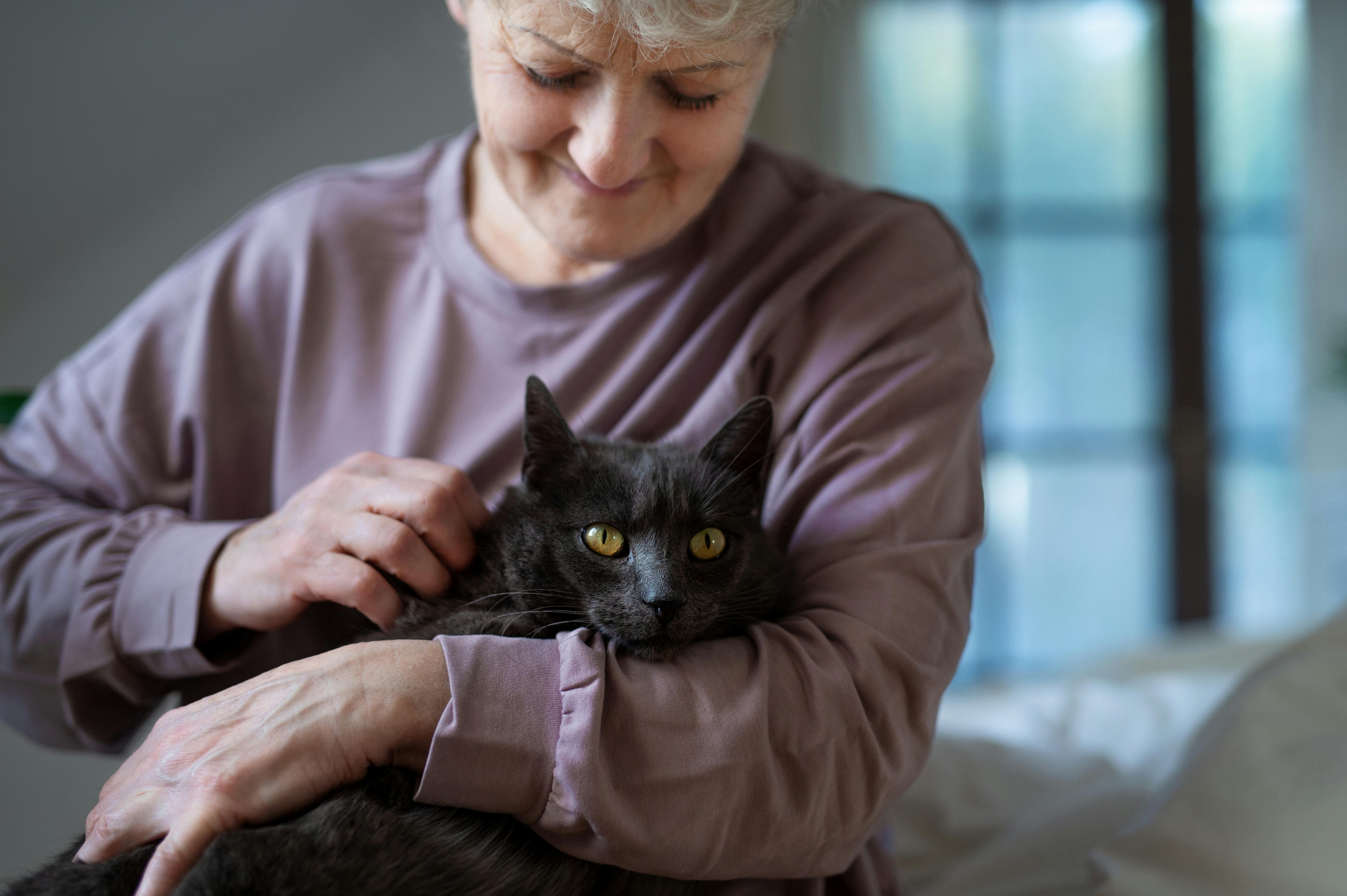 Kvinde med kat på armen